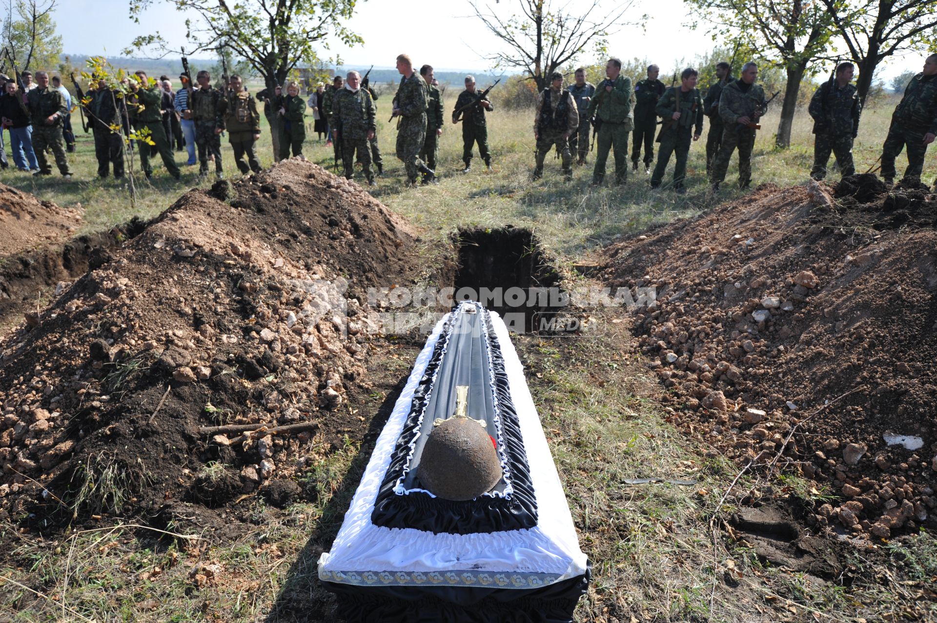 Украина. Донецкая область. Курган Саур-Могила. Похороны 17 ополченцев и захоронение останков 82 солдат Второй мировой войны.