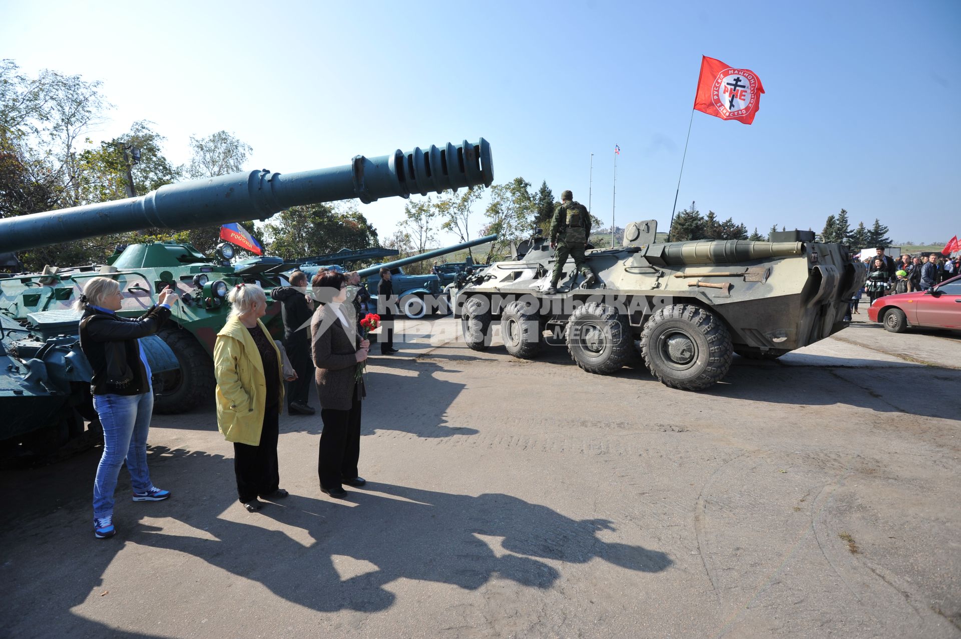 Украина. Донецкая область. Курган Саур-Могила. Похороны 17 ополченцев и захоронение останков 82 солдат Второй мировой войны. На снимке: флаг националистической организации РНЕ (Русское национальное единство) на бтр.