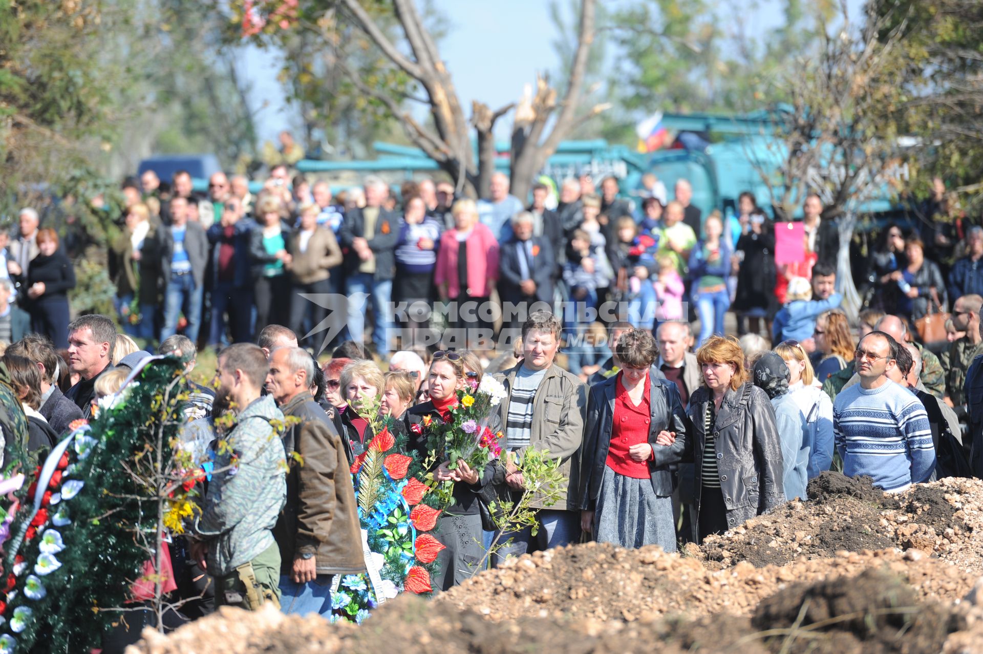 Украина. Донецкая область. Курган Саур-Могила. Похороны 17 ополченцев и захоронение останков 82 солдат Второй мировой войны.