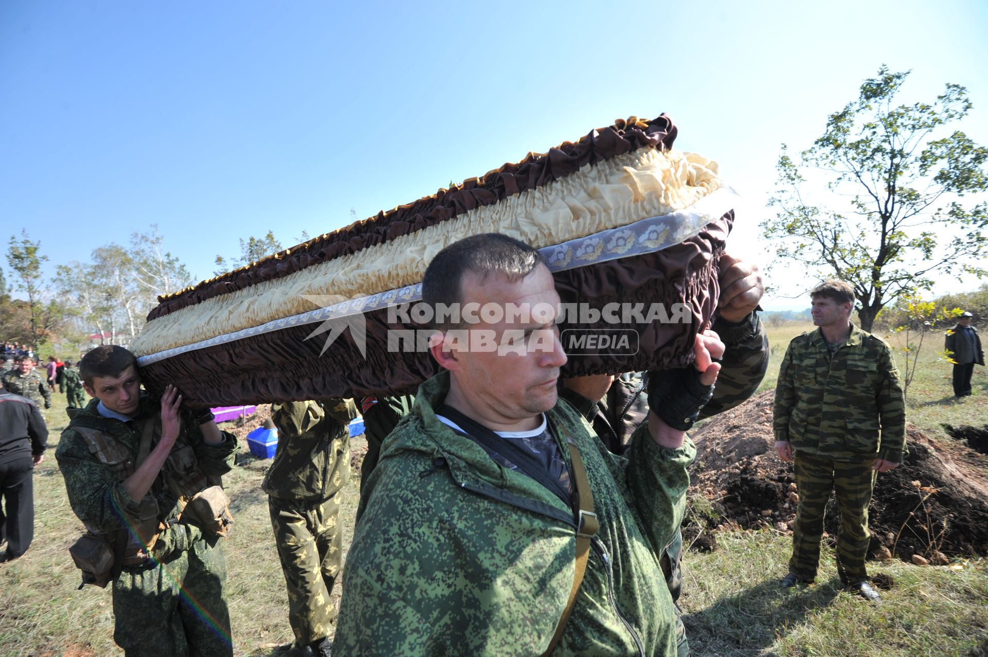 Украина. Донецкая область. Курган Саур-Могила. Похороны 17 ополченцев и захоронение останков 82 солдат Второй мировой войны.