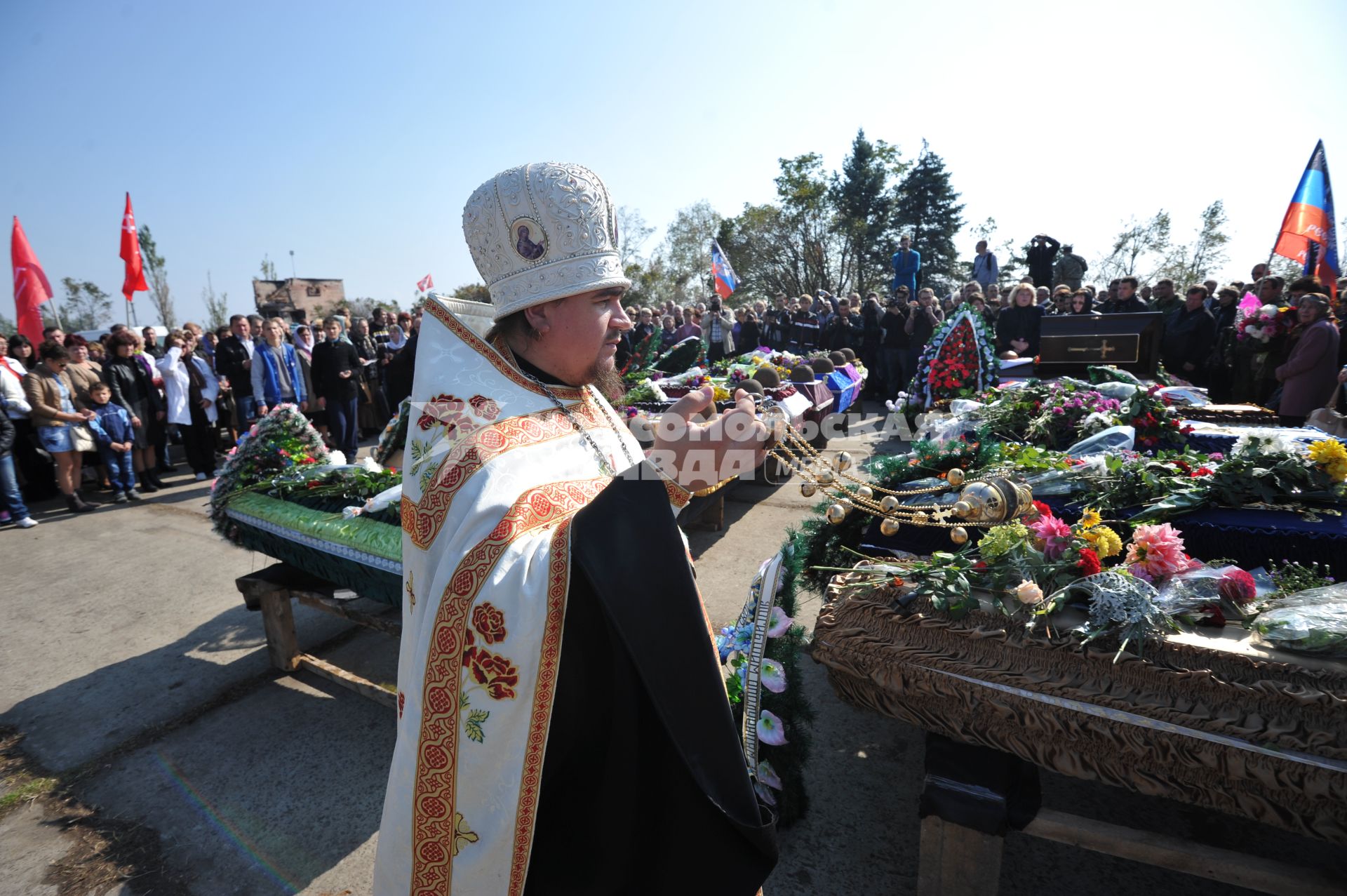 Украина. Донецкая область. Курган Саур-Могила. Похороны 17 ополченцев и захоронение останков 82 солдат Второй мировой войны.