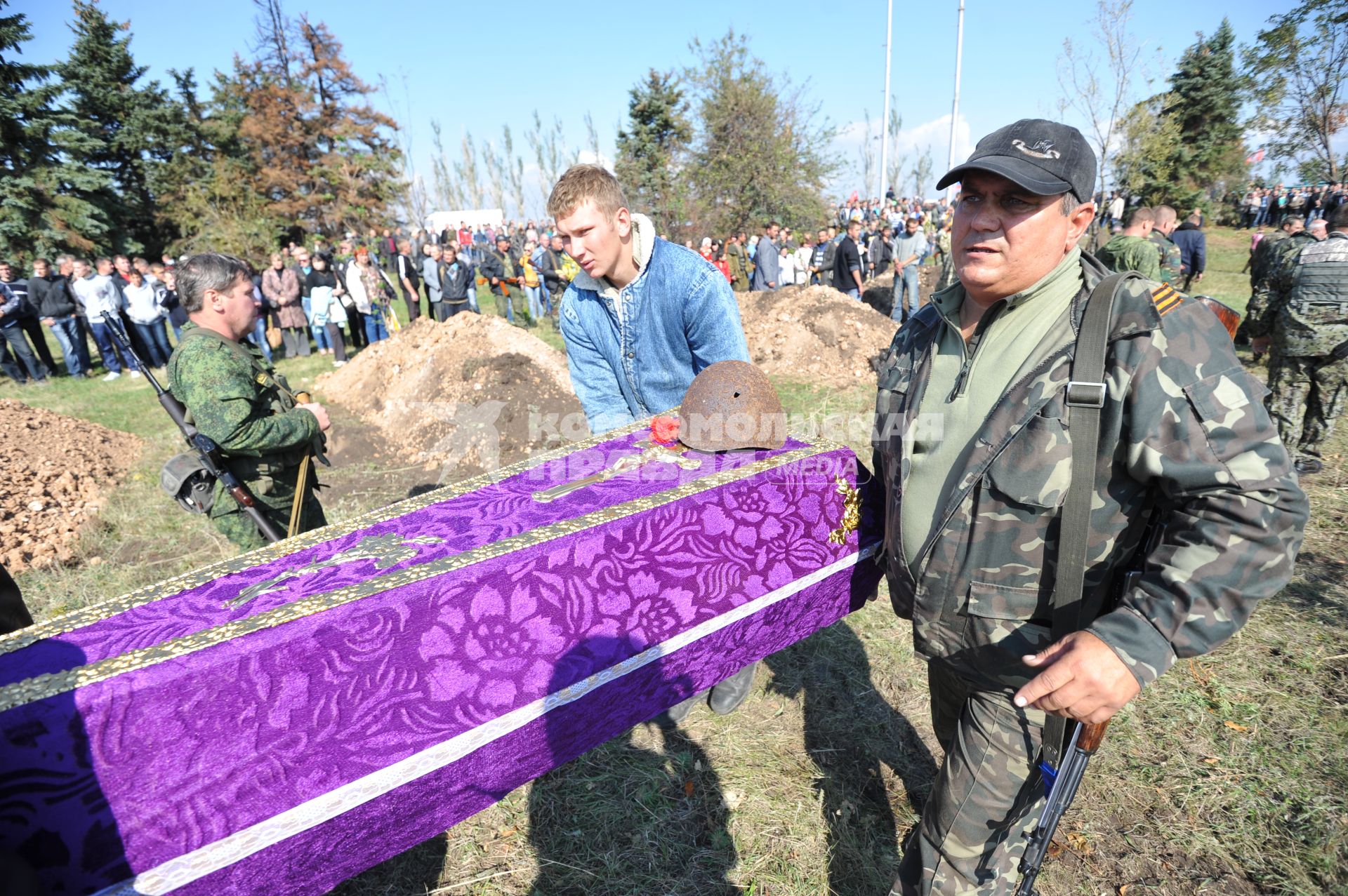 Украина. Донецкая область. Курган Саур-Могила. Похороны 17 ополченцев и захоронение останков 82 солдат Второй мировой войны.