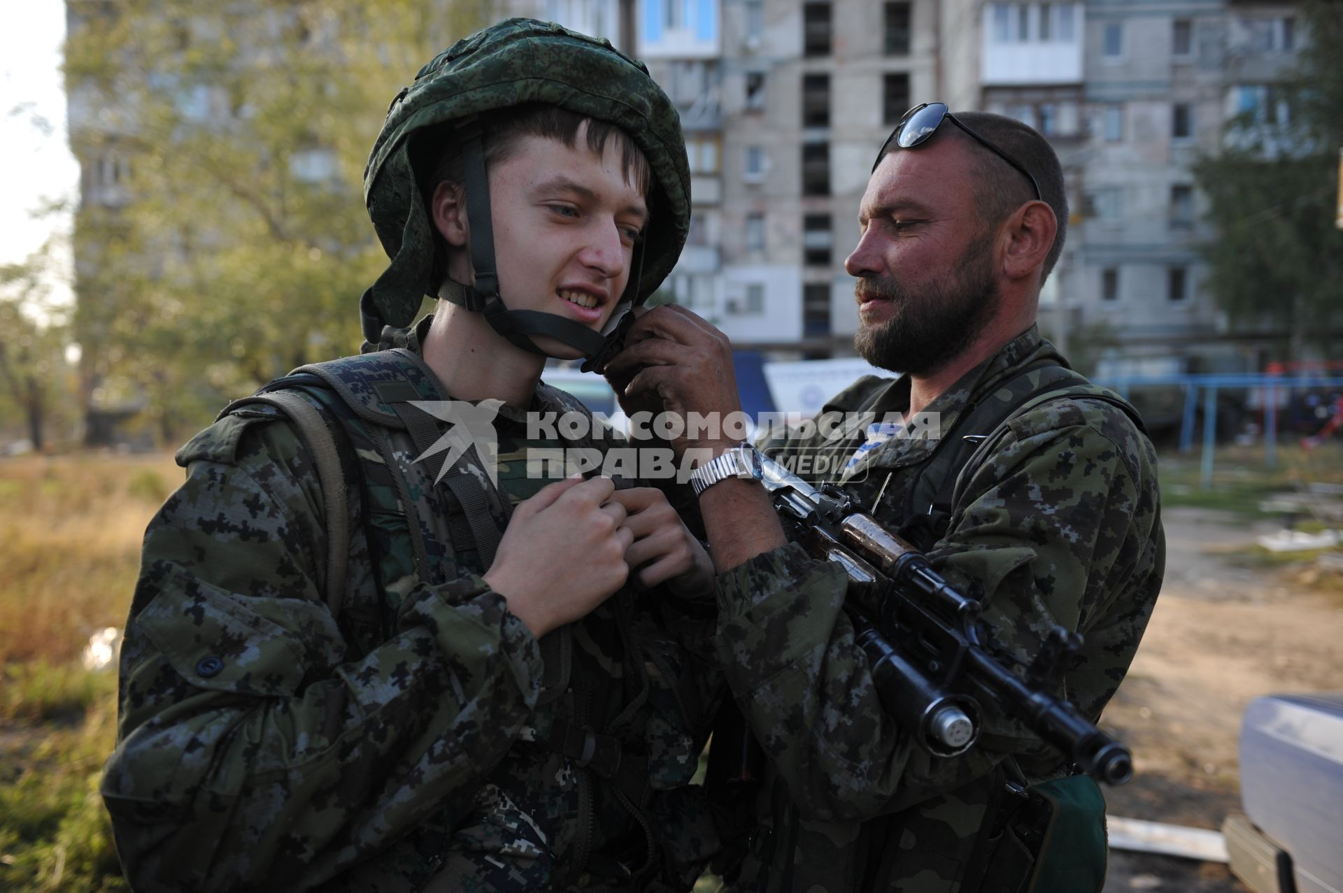 Украина. Донецк. Ополченцы ДНР штурмуют аэропорт, где находятся украинские войска. На снимке: ополченцы у жилого дома рядом с аэропортом.