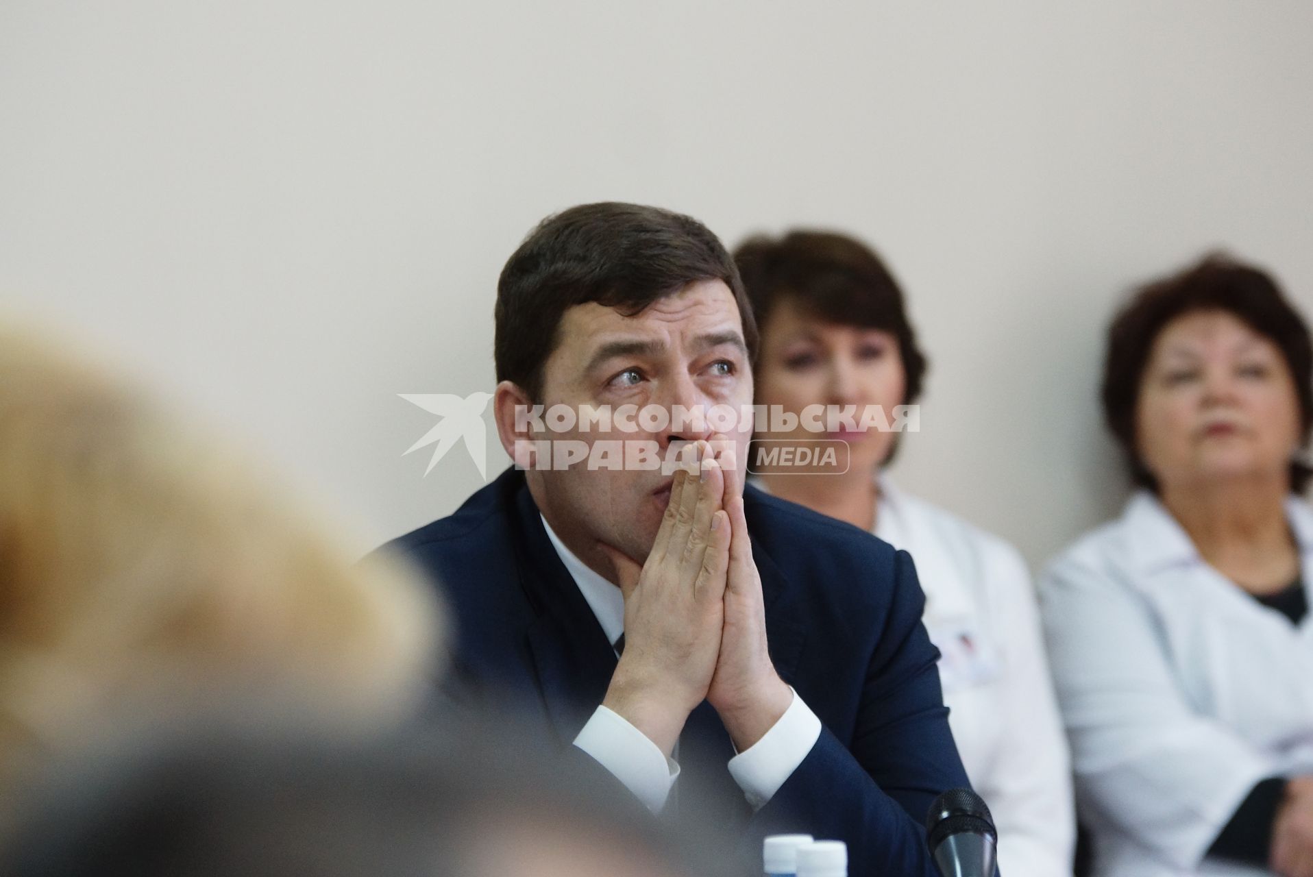 губернатор Свердловской области Евгений Куйвашев в областной клинической болнице №1 в Екатеринбурге