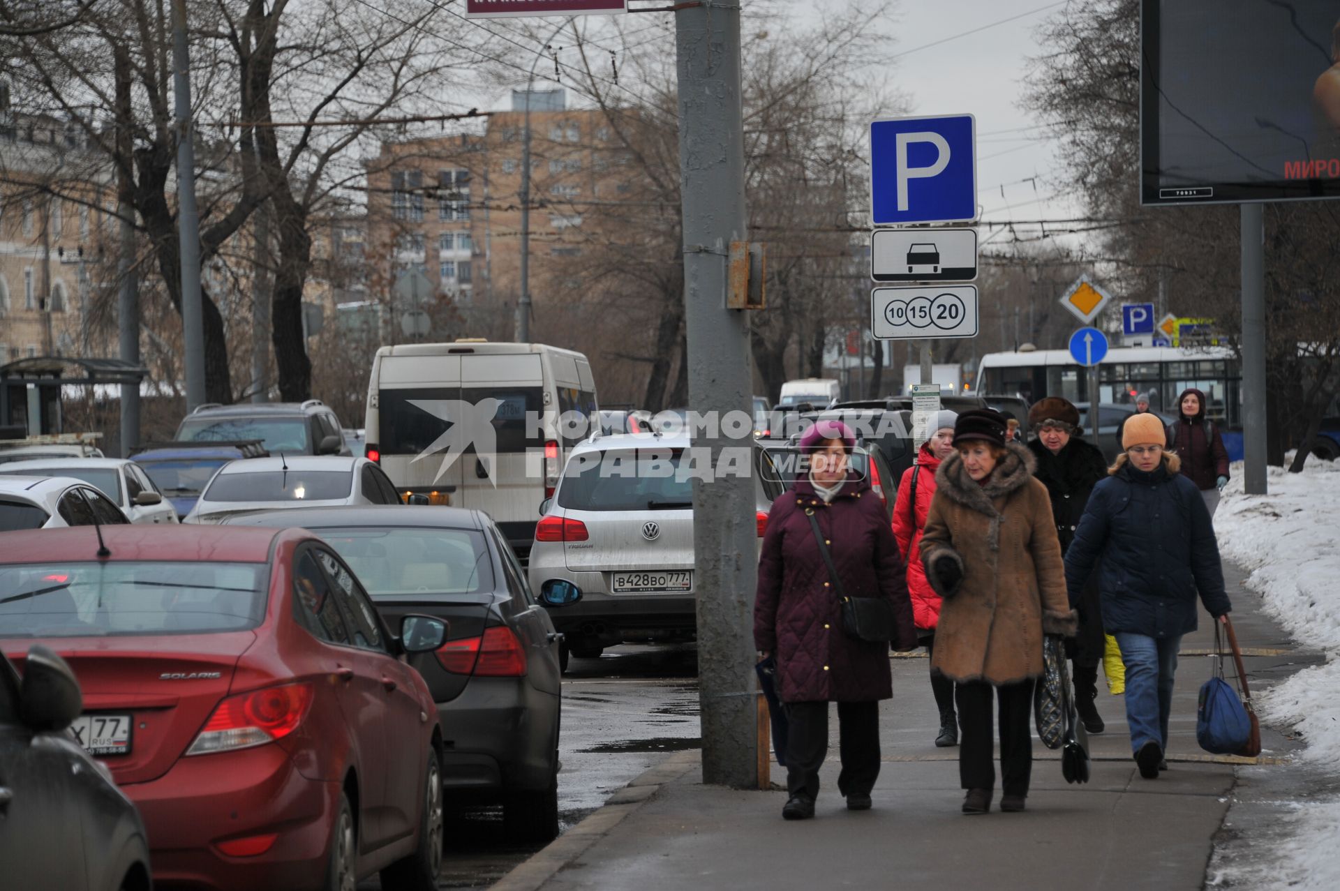 Припаркованные  автомобили на Большой Бронной улице в Москве.