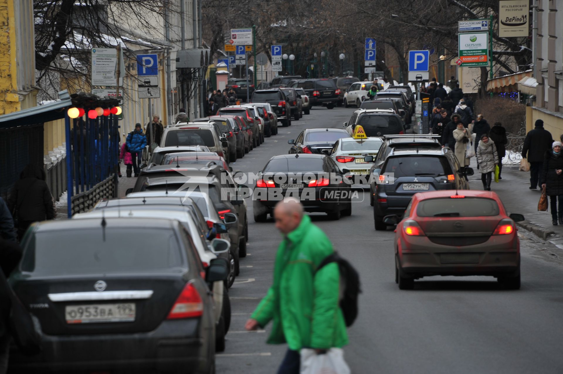 Припаркованные  автомобили на Большой Бронной улице в Москве.