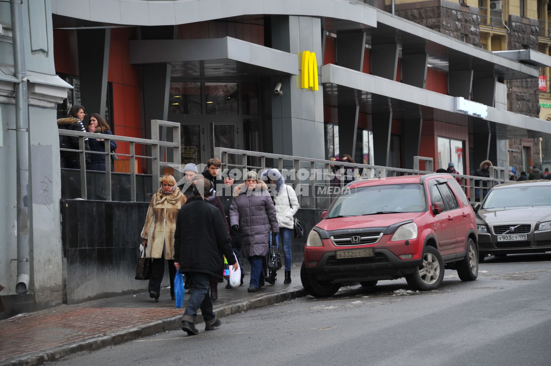 Припаркованные  автомобили на Большой Бронной улице в Москве.