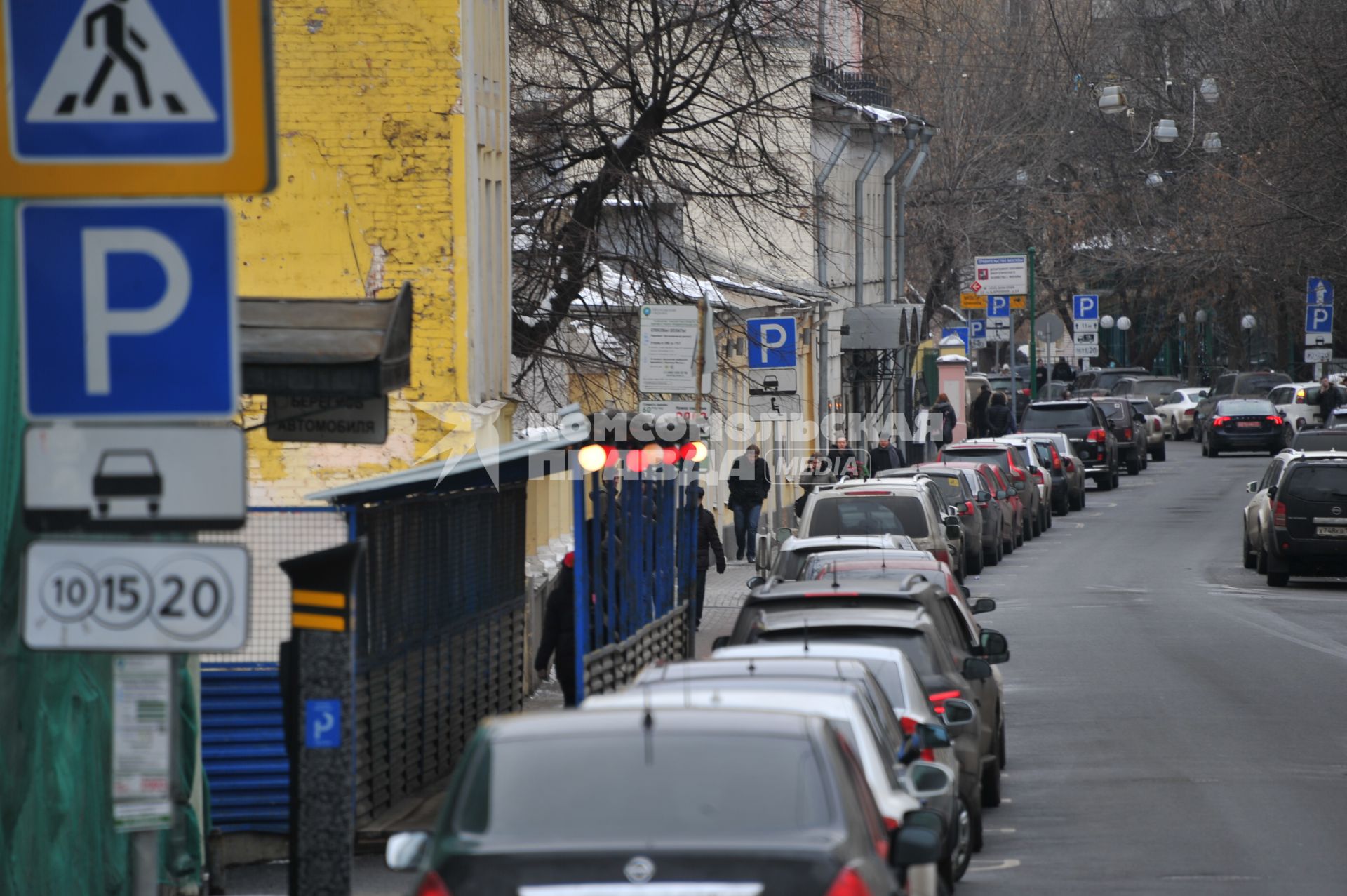 Припаркованные  автомобили на Большой Бронной улице в Москве.