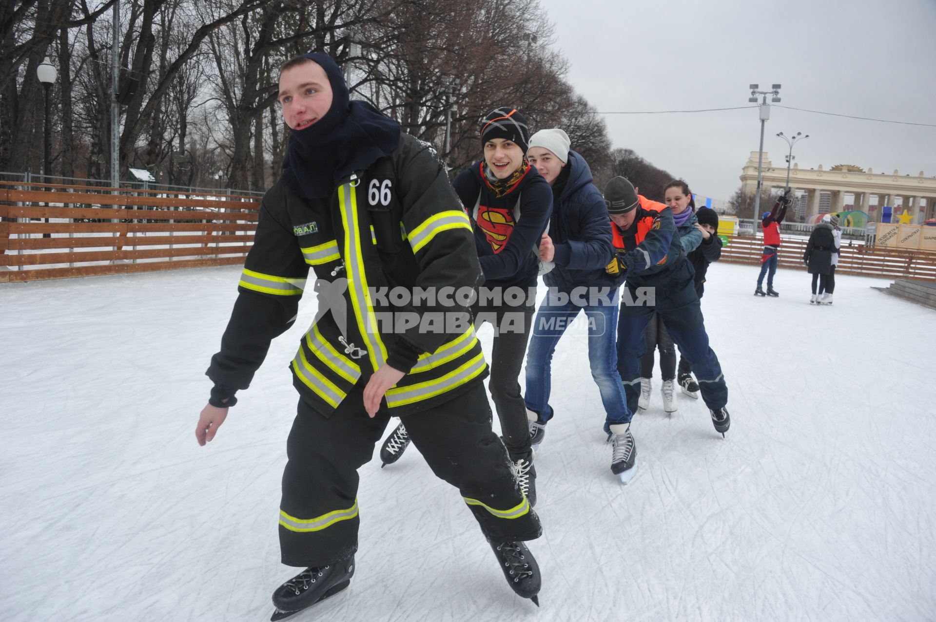 Участники  на всероссийском ежегодном пожарно-спасательном флешмобе в Центральном парке культуры и отдыха имени Горького, который проводится в рамках празднования 25-летия МЧС России.