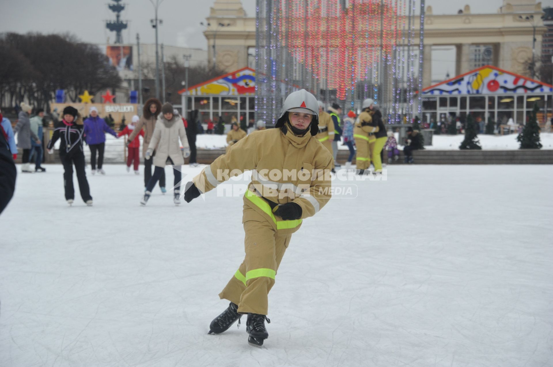 Участники  на всероссийском ежегодном пожарно-спасательном флешмобе в Центральном парке культуры и отдыха имени Горького, который проводится в рамках празднования 25-летия МЧС России.