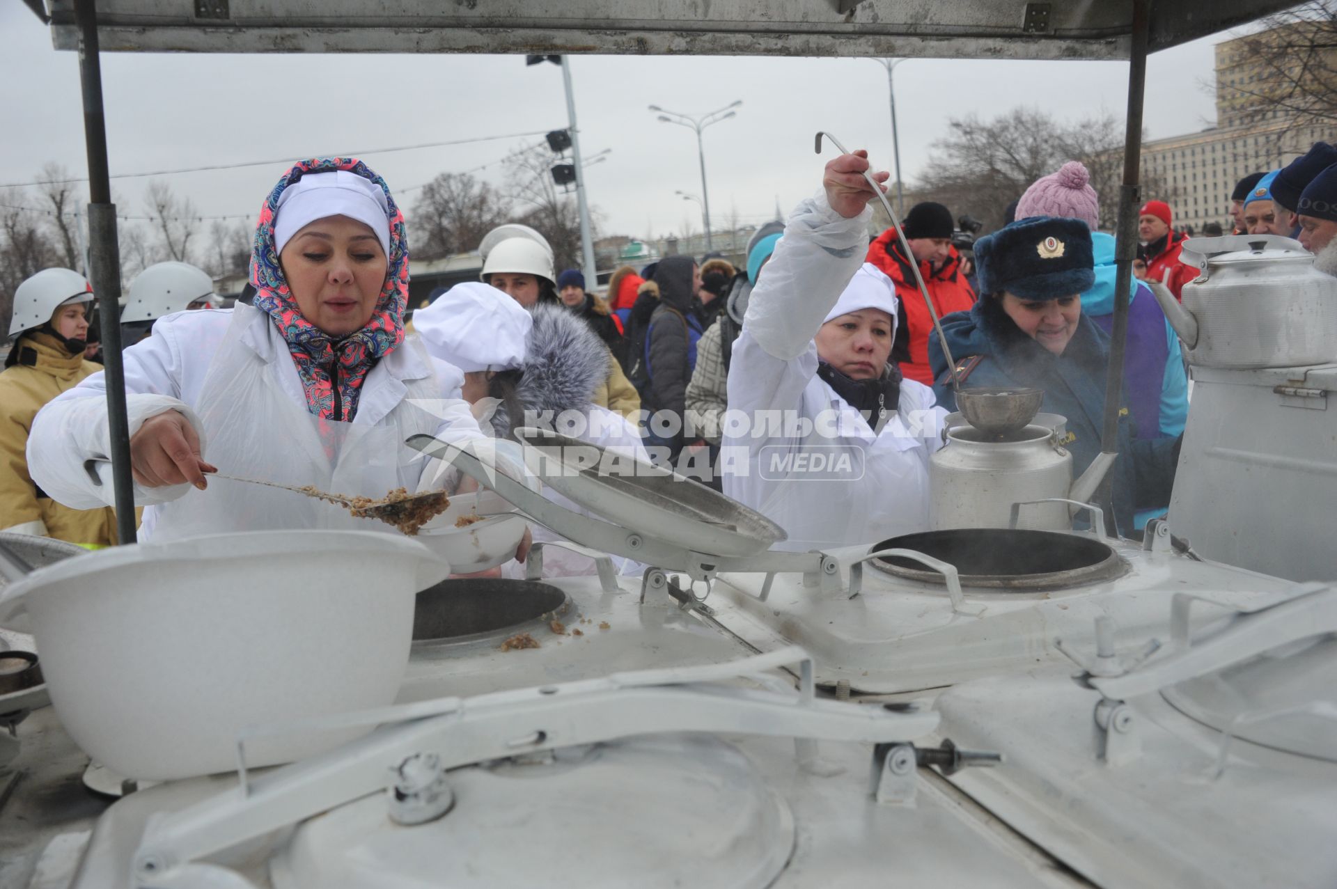 Участники  на всероссийском ежегодном пожарно-спасательном флешмобе в Центральном парке культуры и отдыха имени Горького, который проводится в рамках празднования 25-летия МЧС России.