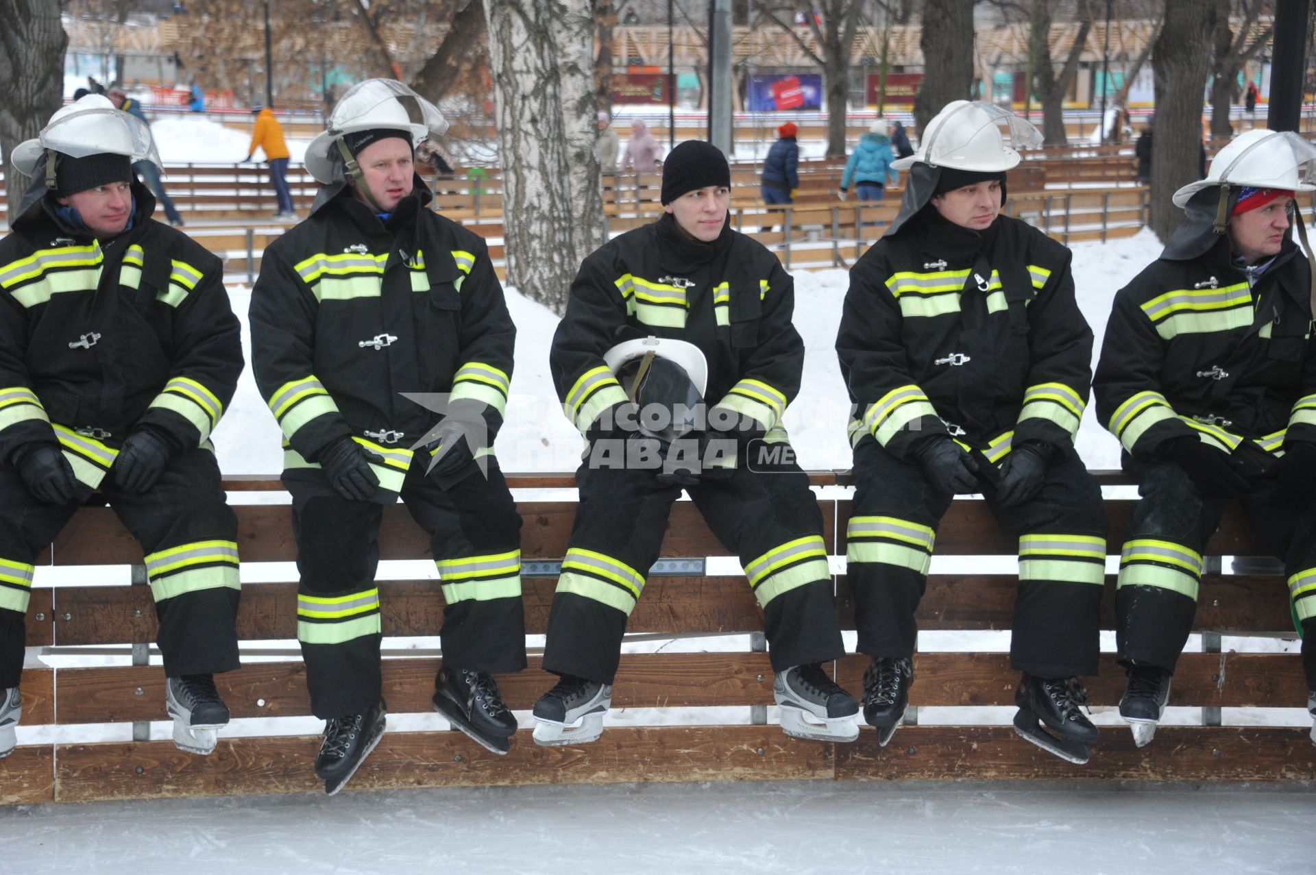 Участники  на всероссийском ежегодном пожарно-спасательном флешмобе в Центральном парке культуры и отдыха имени Горького, который проводится в рамках празднования 25-летия МЧС России.