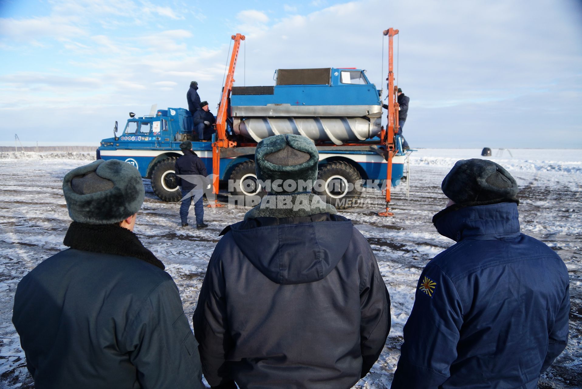 Спуск на землю Шнеко-роторного вездехода ЗиЛ-2906 Поисково-спасательный комплекс \"Синяя Птица\" для поиска и спасения космонавтов, после их приземления. учения поисково-спасательного отряда ЦВО по эвакуации космонавтов \"Союз ТМА\"