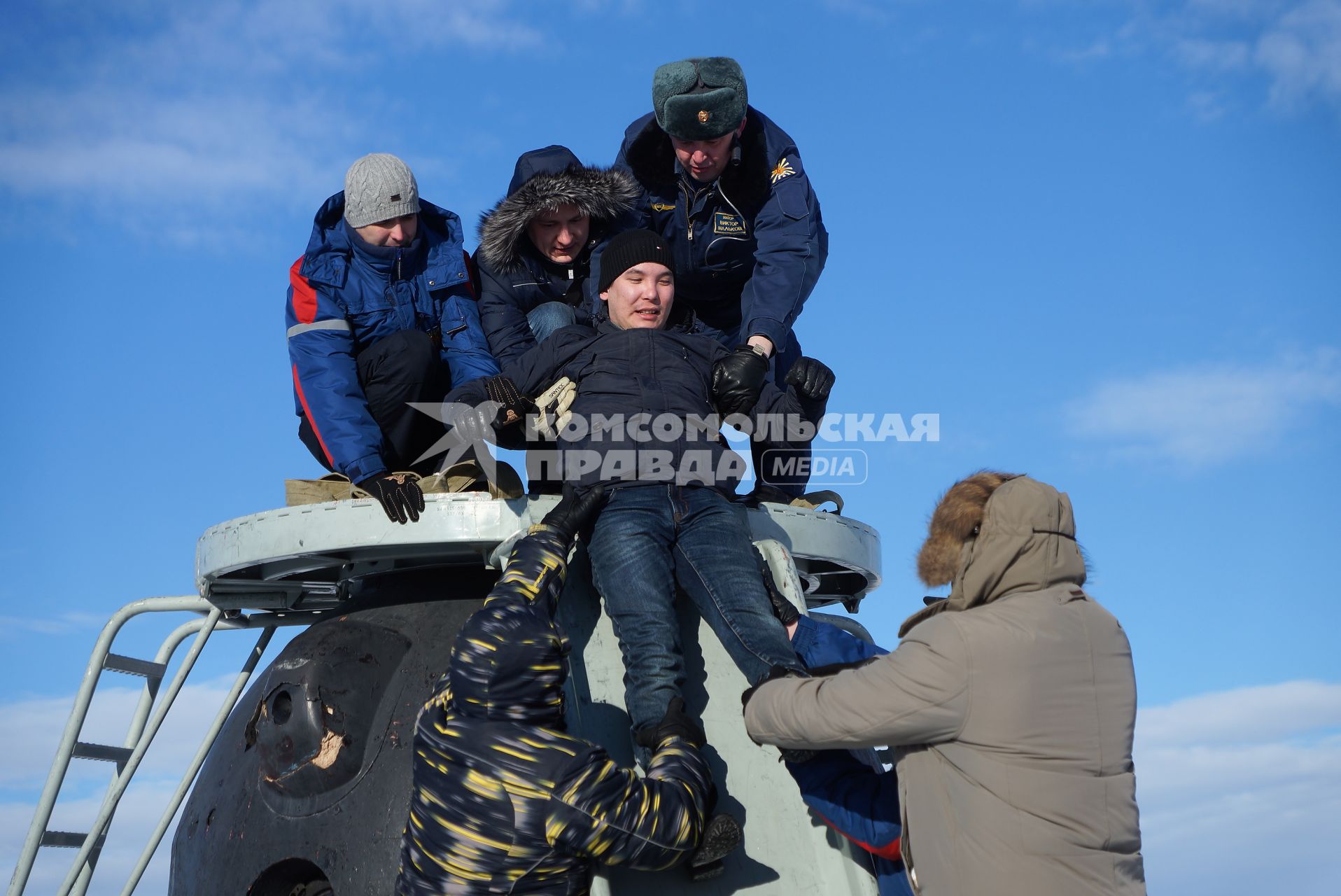 Сотрудники поисково-спасательного отряда, достают из космонавта из спускаемого аппарата \"Союз ТМА\". учения поисково-спасательного отряда ЦВО по эвакуации космонавтов \"Союз ТМА\" под Южноуральском