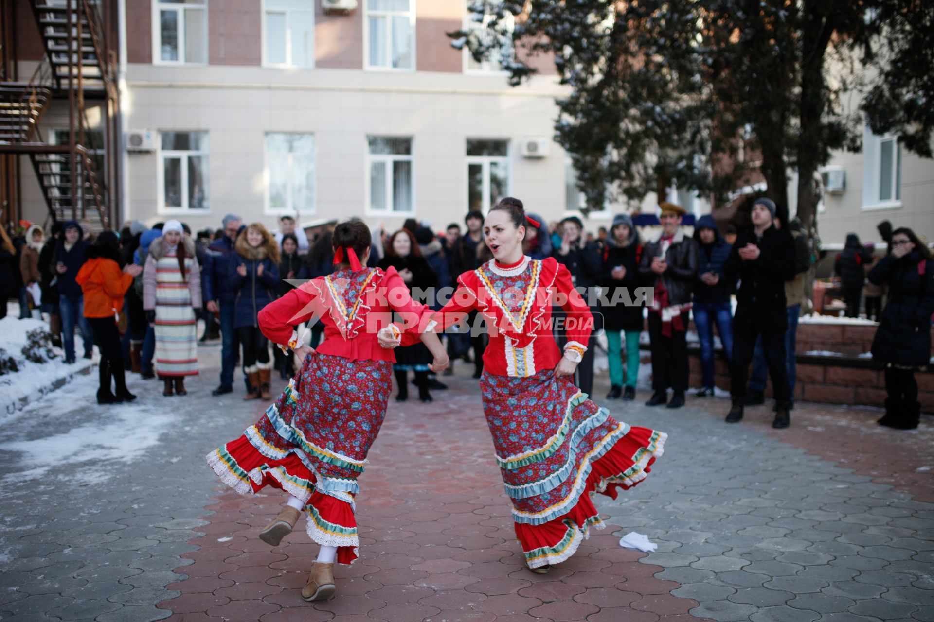 Ставропольские студенты-медики во время празднования Масленицы.