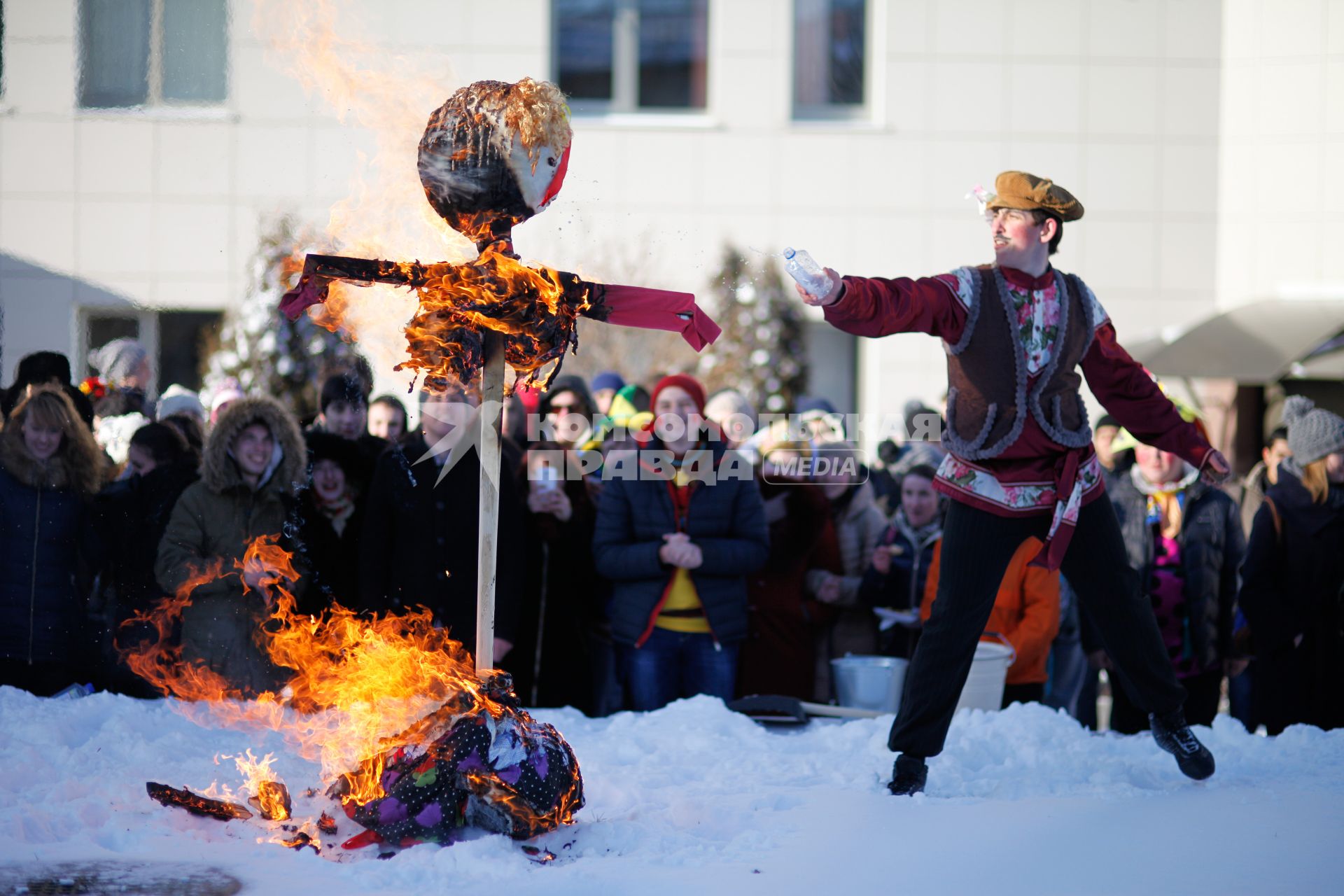 Ставропольские студенты-медики сжигают чучело зимы во время празднования Масленицы.