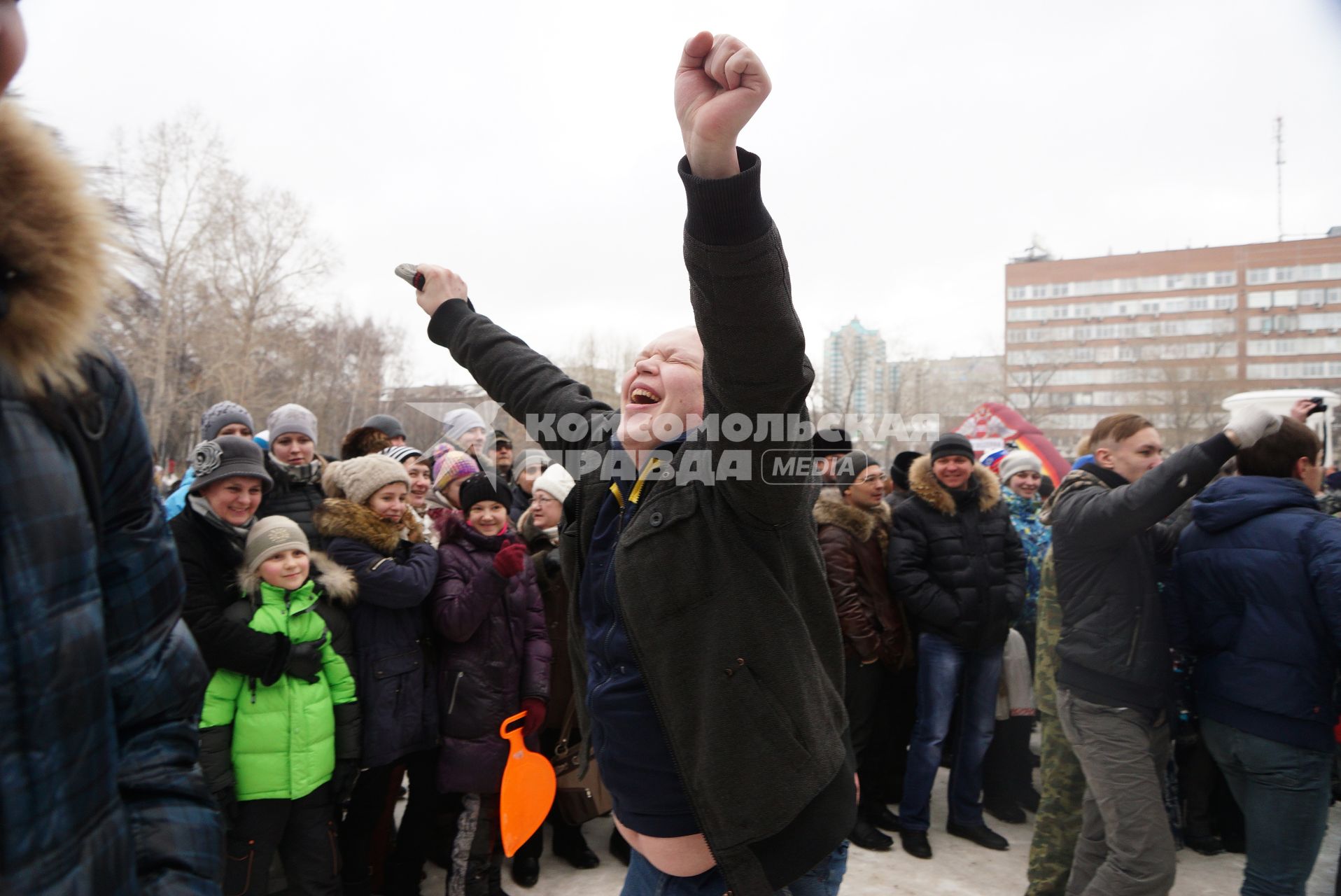 Молодой парень рабуется победе. Празднование Масленицы в Харитоновском парке, в Екатеринбурге