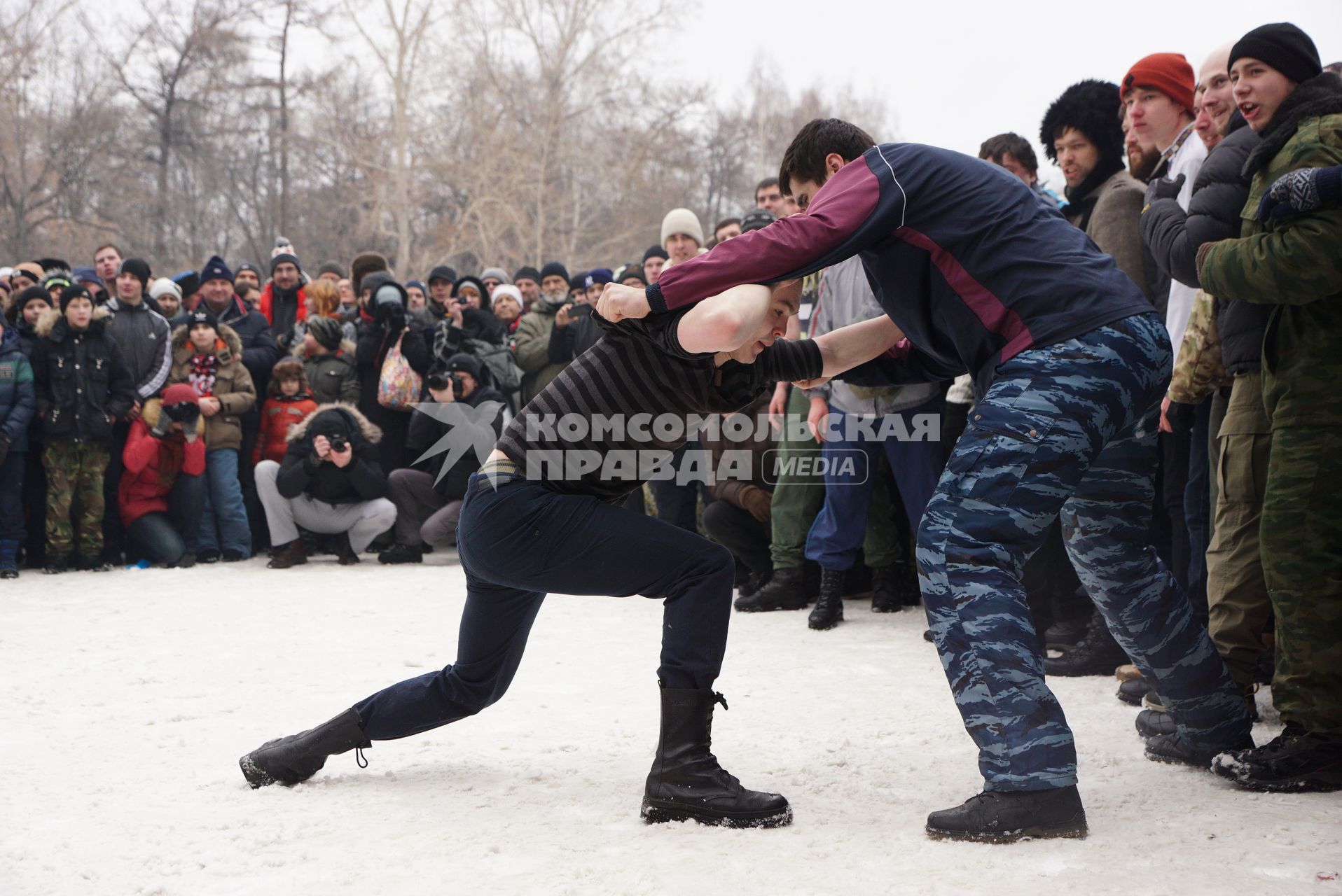 Молодые парни борятся. Празднование Масленицы в Харитоновском парке, в Екатеринбурге