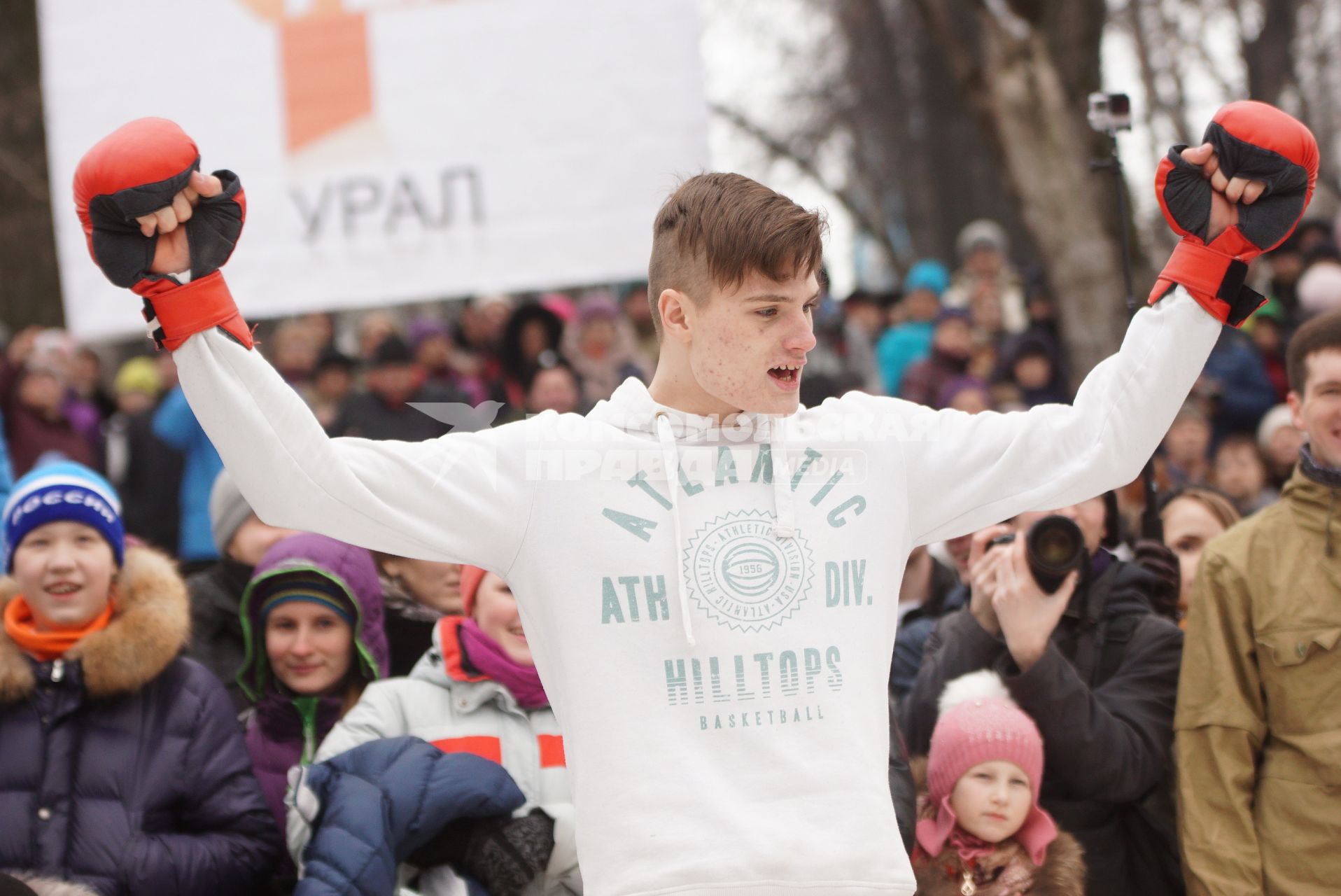 Молодой парень перед кулачным боем. Празднование Масленицы в Харитоновском парке, в Екатеринбурге