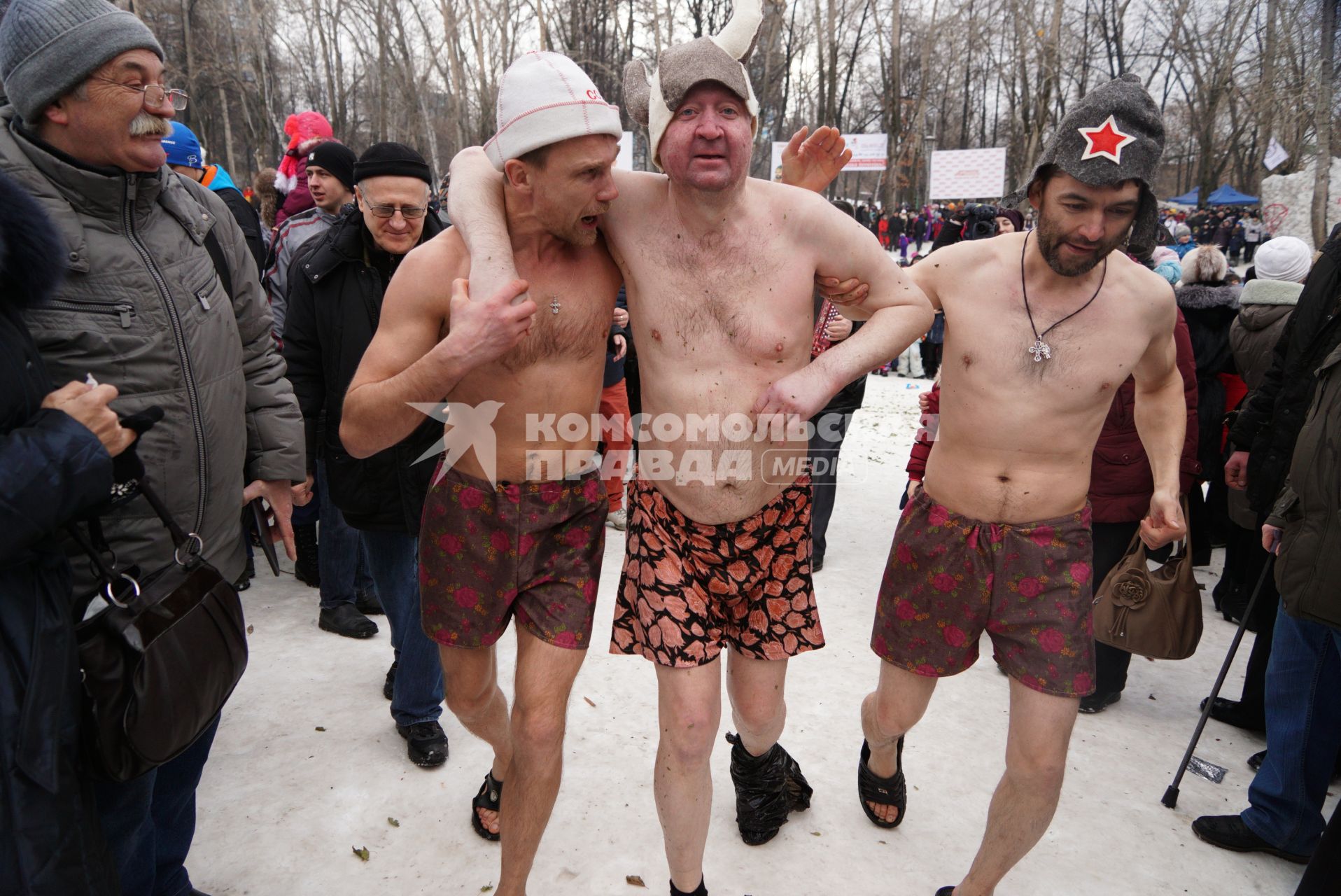Раздетые мужчины идут греться после бани на морозе. Празднование Масленицы в Харитоновском парке, в Екатеринбурге