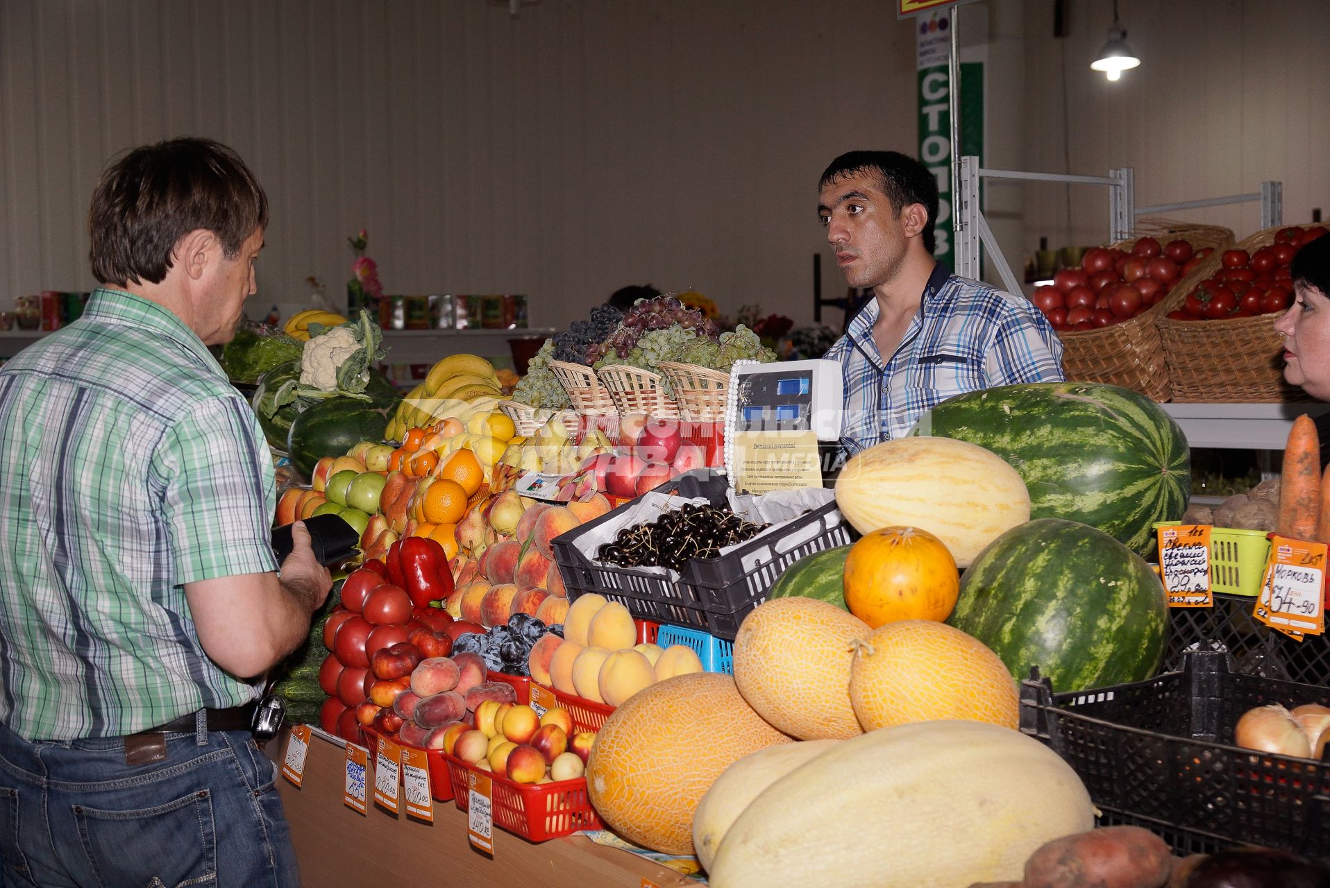 Торговая палата с фруктами и овощами, на продуктовом рынке в Екатеринбурге.