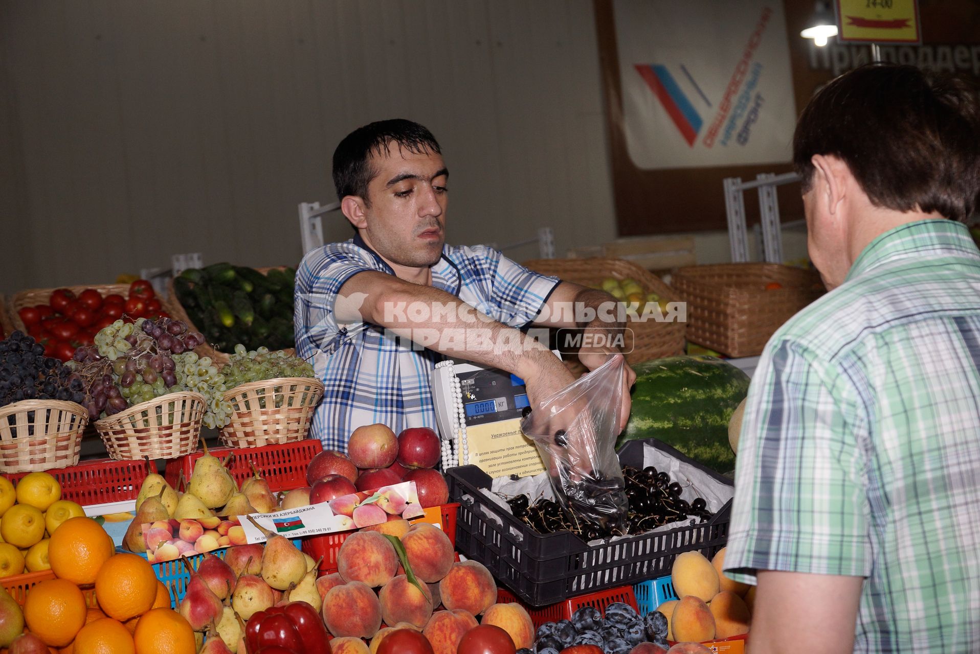 Торговая палата с фруктами и овощами, на продуктовом рынке в Екатеринбурге.