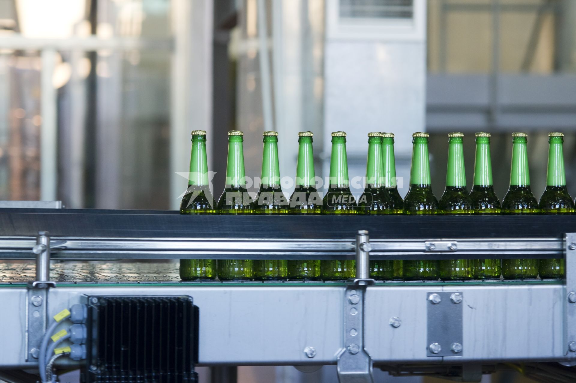 Бутылки с пивом на транпортировочной ленте. Нижне-Тагильский пивной завод