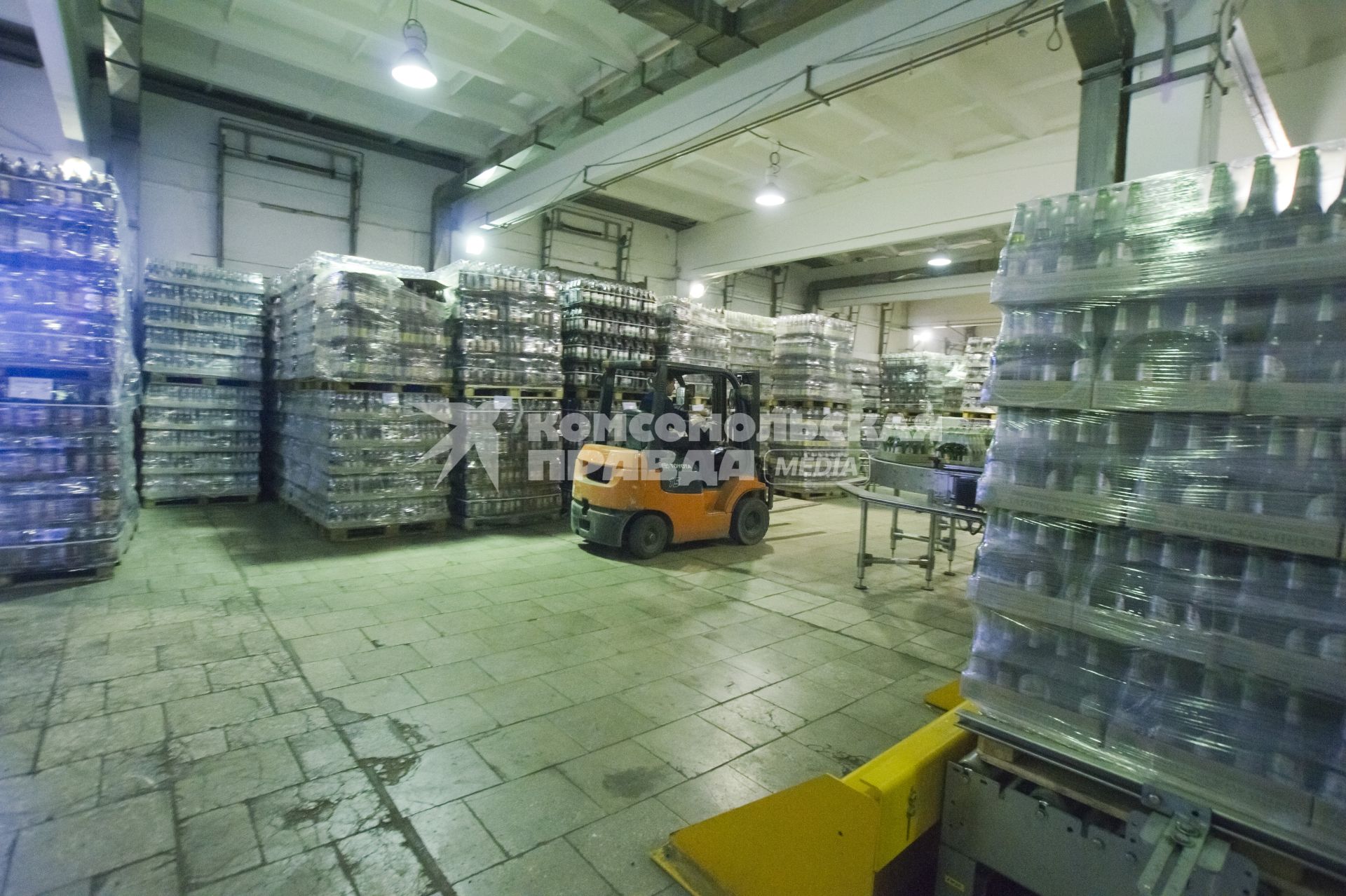 Бутылки с пивом на складе готовой продукции. Нижне-Тагильский пивной завод