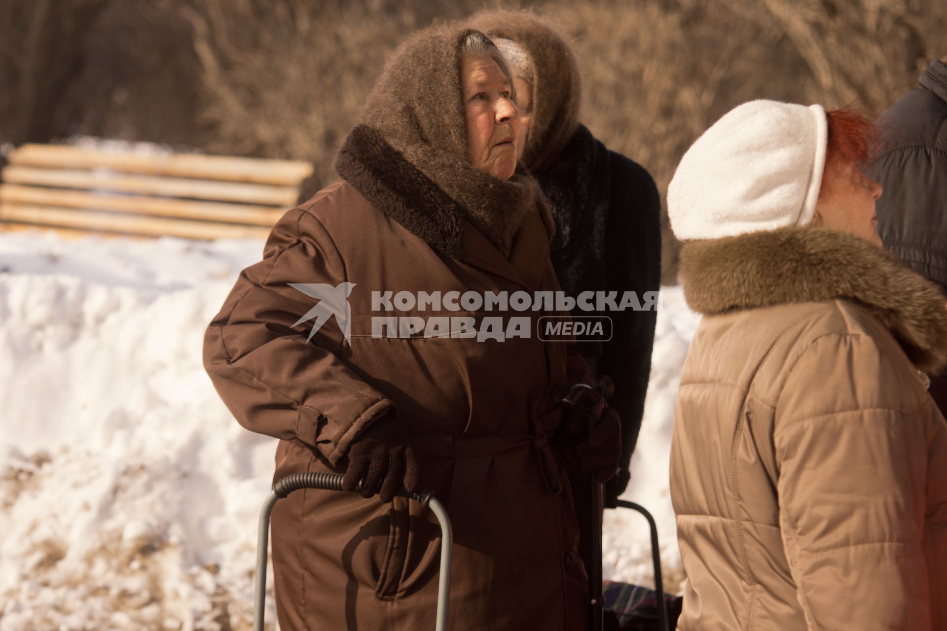 Бабушка на рынке смотрит на цены. Екатеринбург
