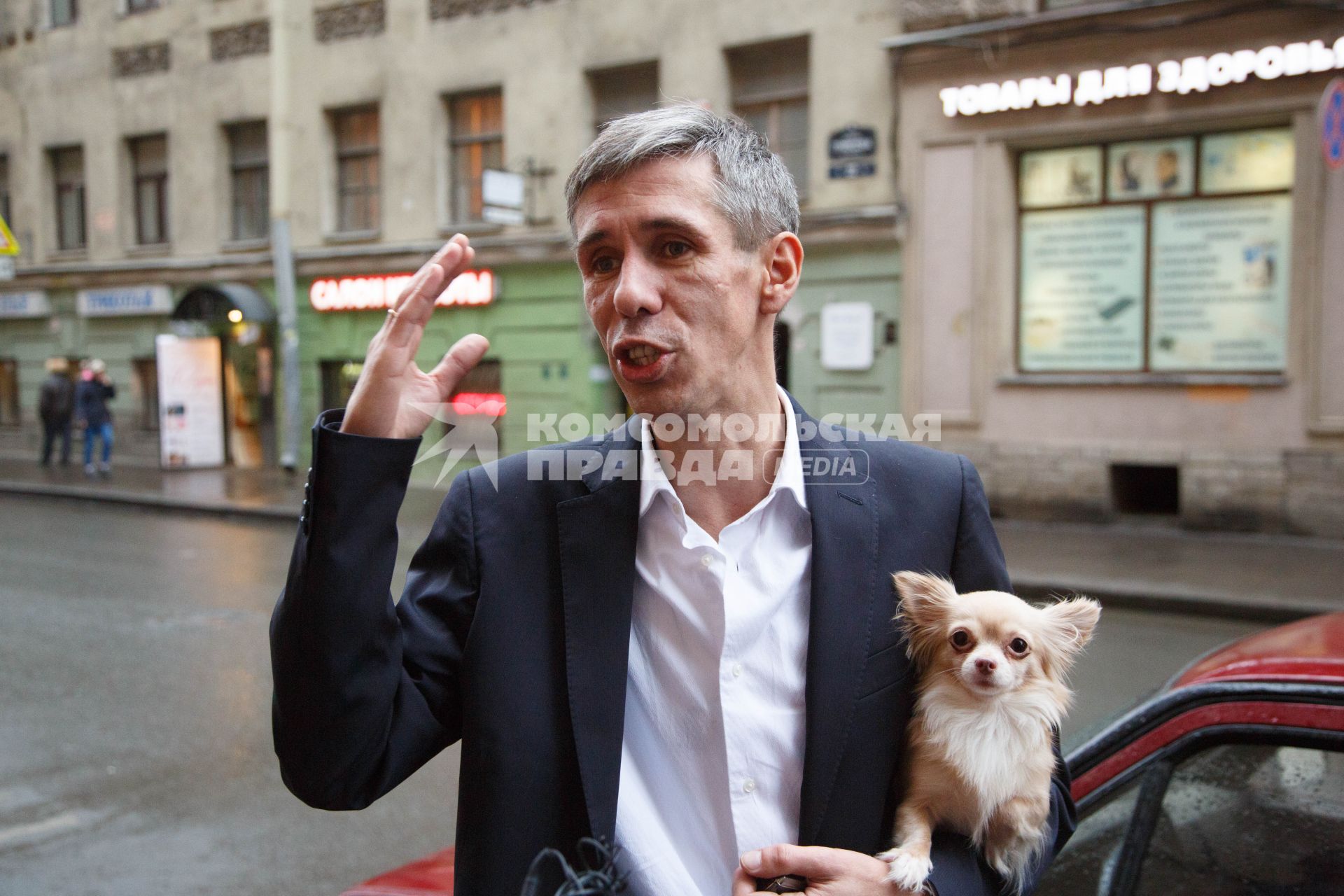 Санкт-Петербург. Актер Алексей Панин идет на встречу с дочерью.