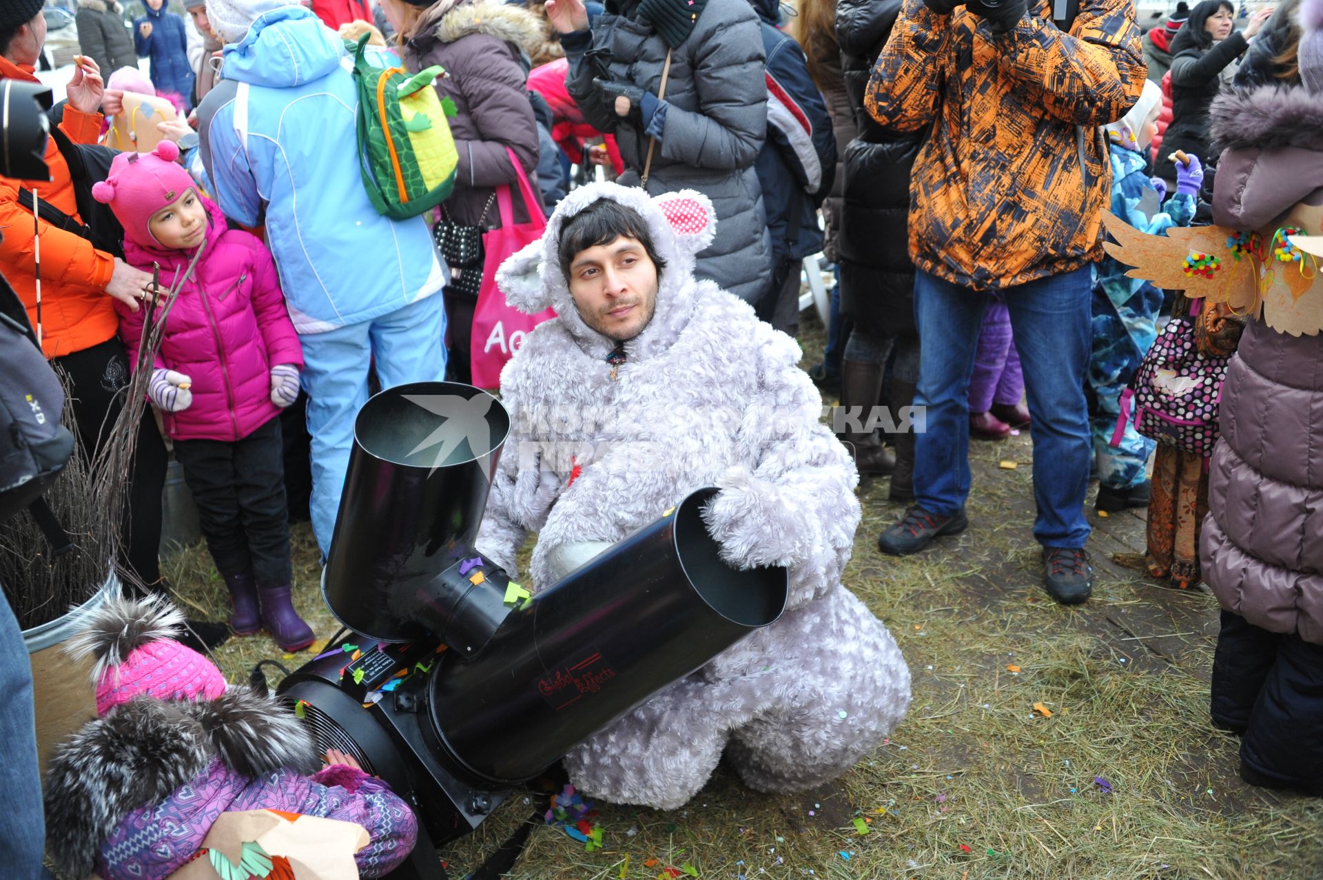 Москва.  Парк искусств `Музеон`. Празднование Широкой Масленицы.