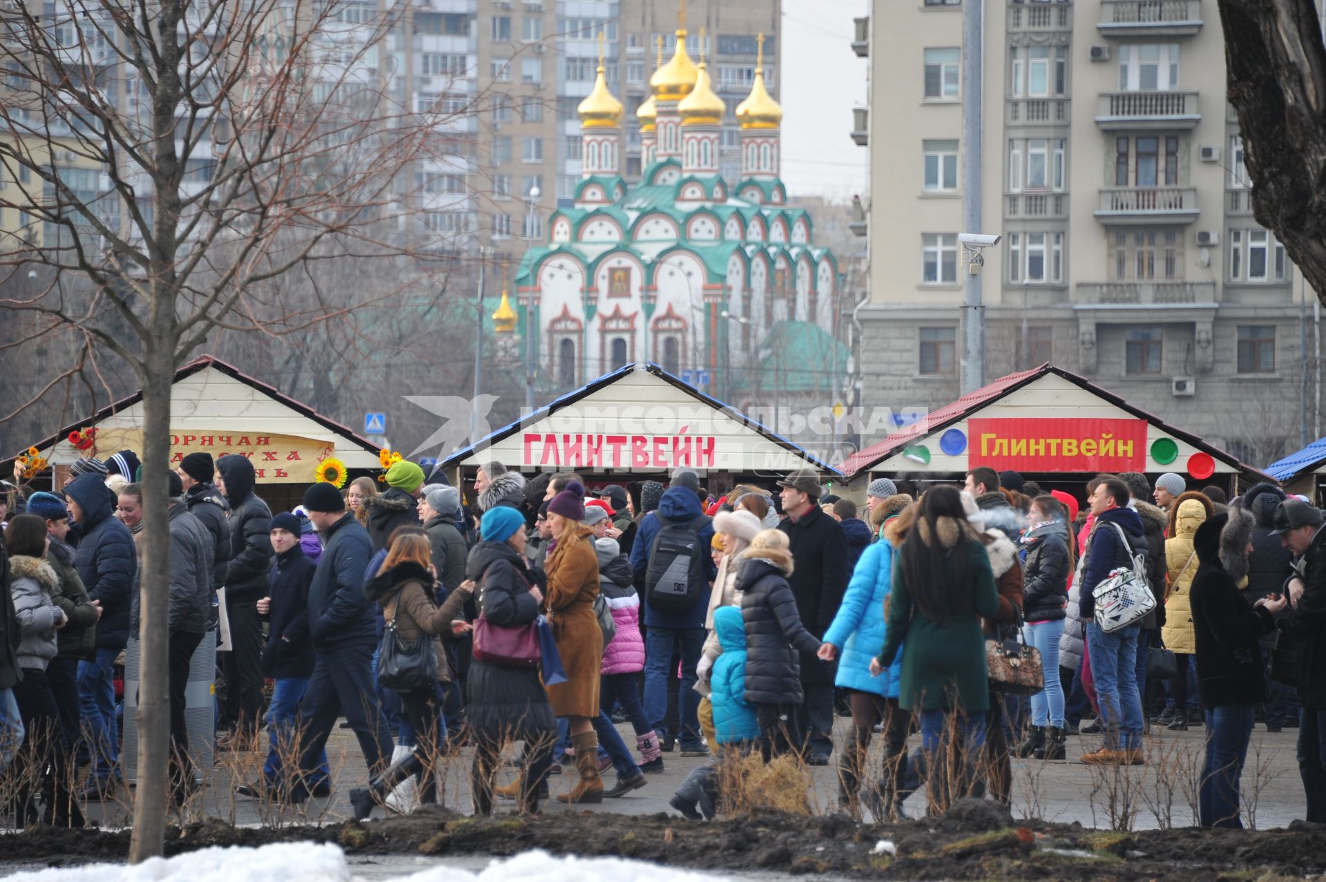 Москва. Центральный парк  культуры и отдыха имени Горького. Празднование Широкой Масленицы.