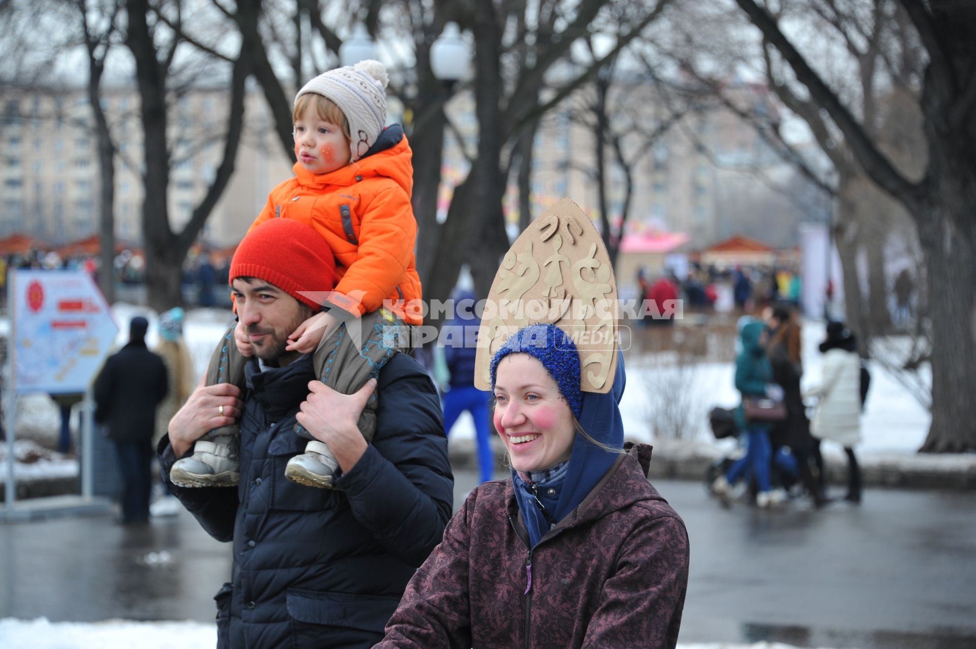 Москва. Центральный парк  культуры и отдыха имени Горького. Празднование Широкой Масленицы.