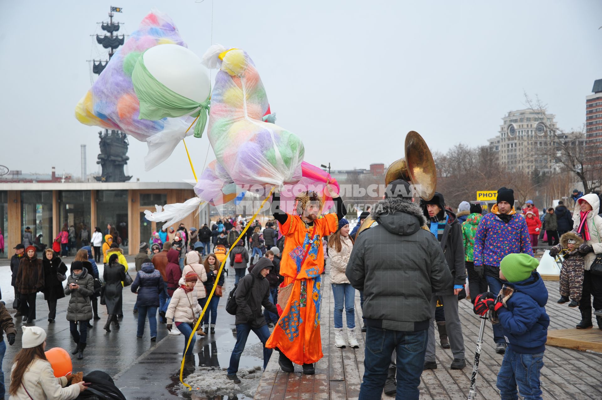 Москва.  Парк искусств `Музеон`. Празднование Широкой Масленицы