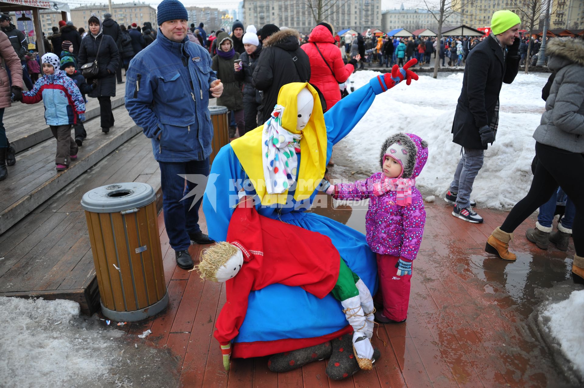 Москва. Центральный парк  культуры и отдыха имени Горького. Празднование Широкой Масленицы.