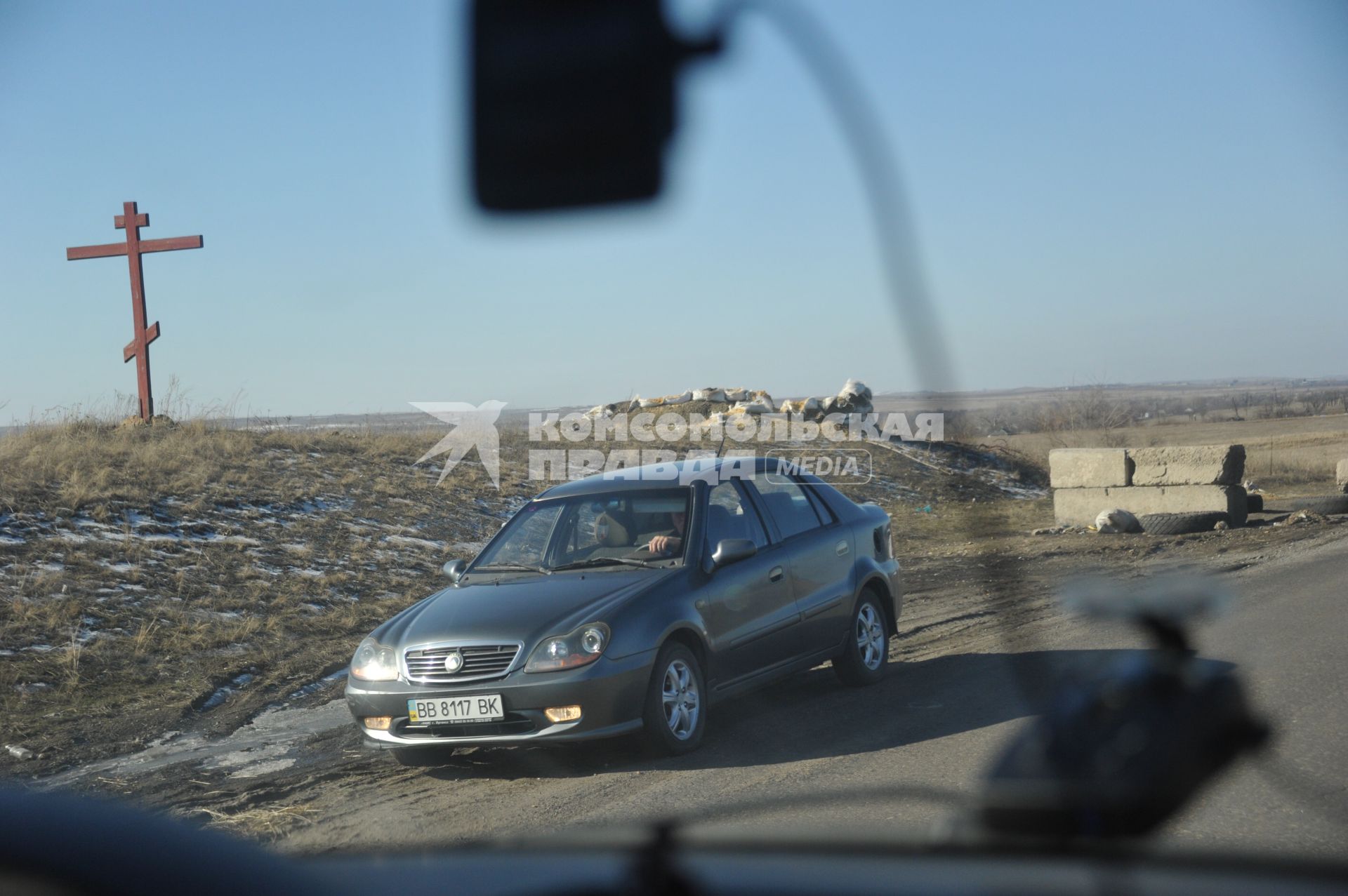 Украина, Луганская область. Автомобиль на обочине.