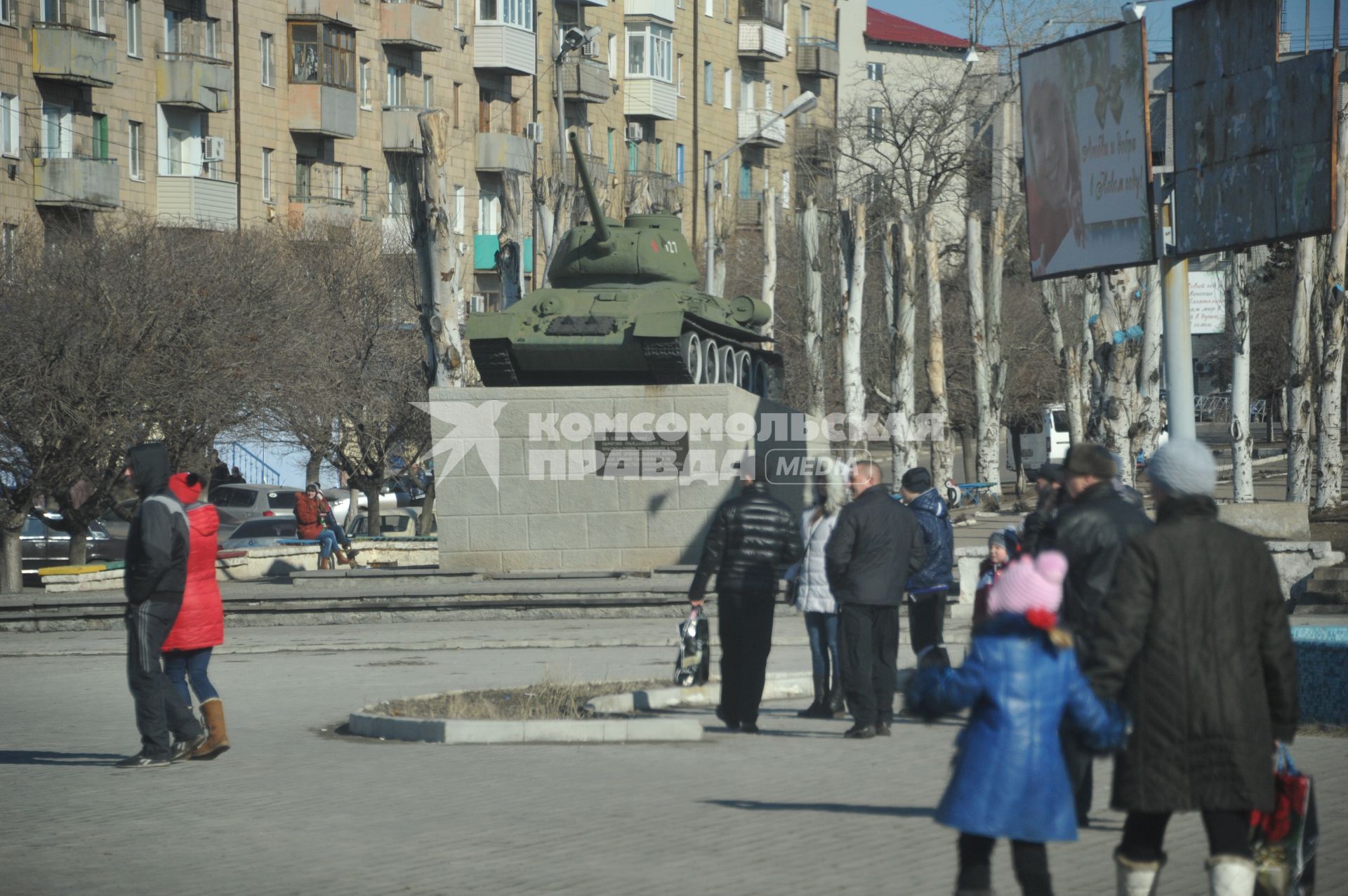 Краснодон. На снимке: танк на постаменте.