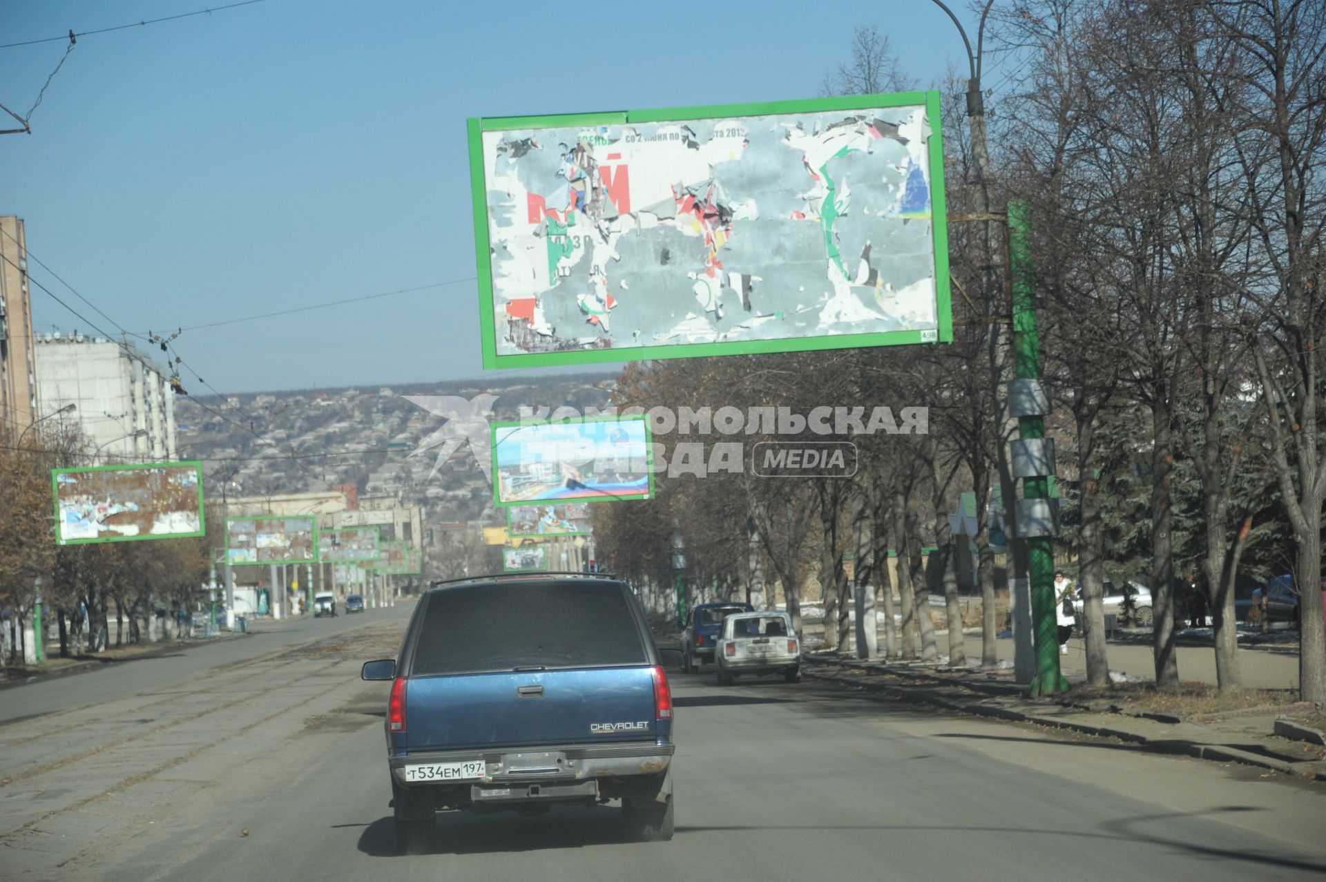 Украина, Луганск. Рекламные щиты в городе.