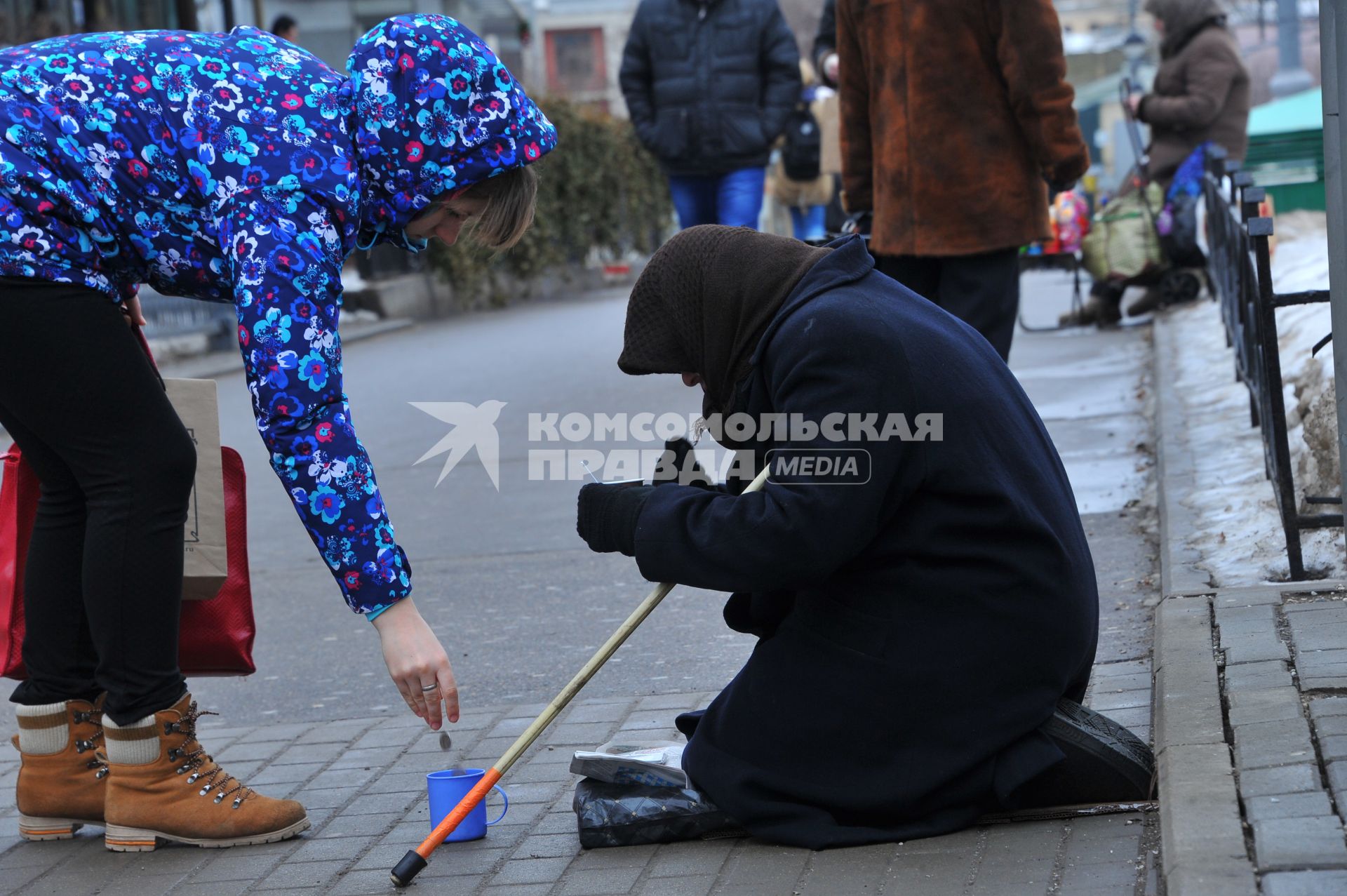 г.Москва. Женщина просит подаяние у  метро `Кропоткинская`.