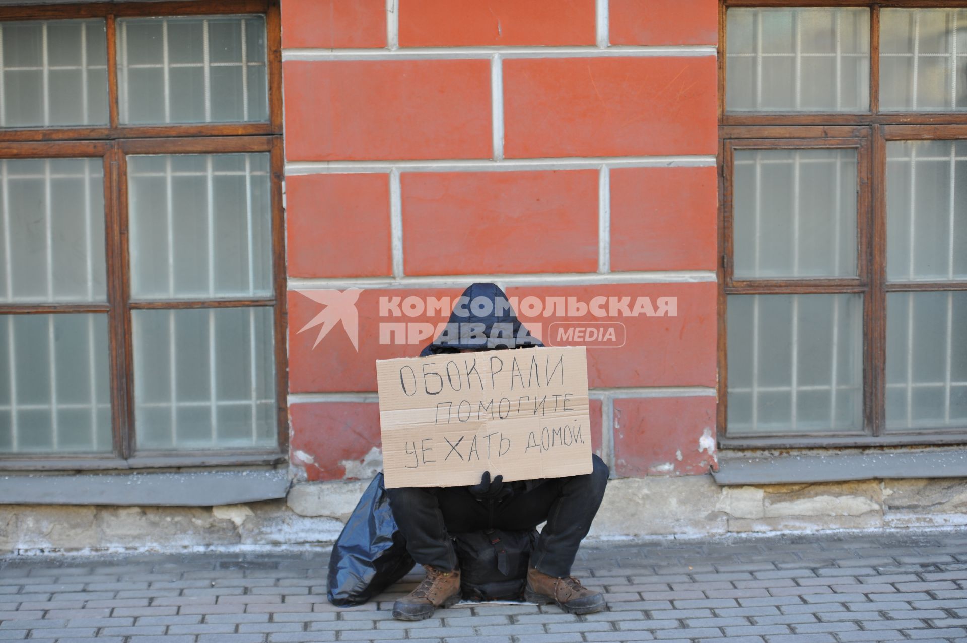 Мужчина просит милостыню на улице в Москве.