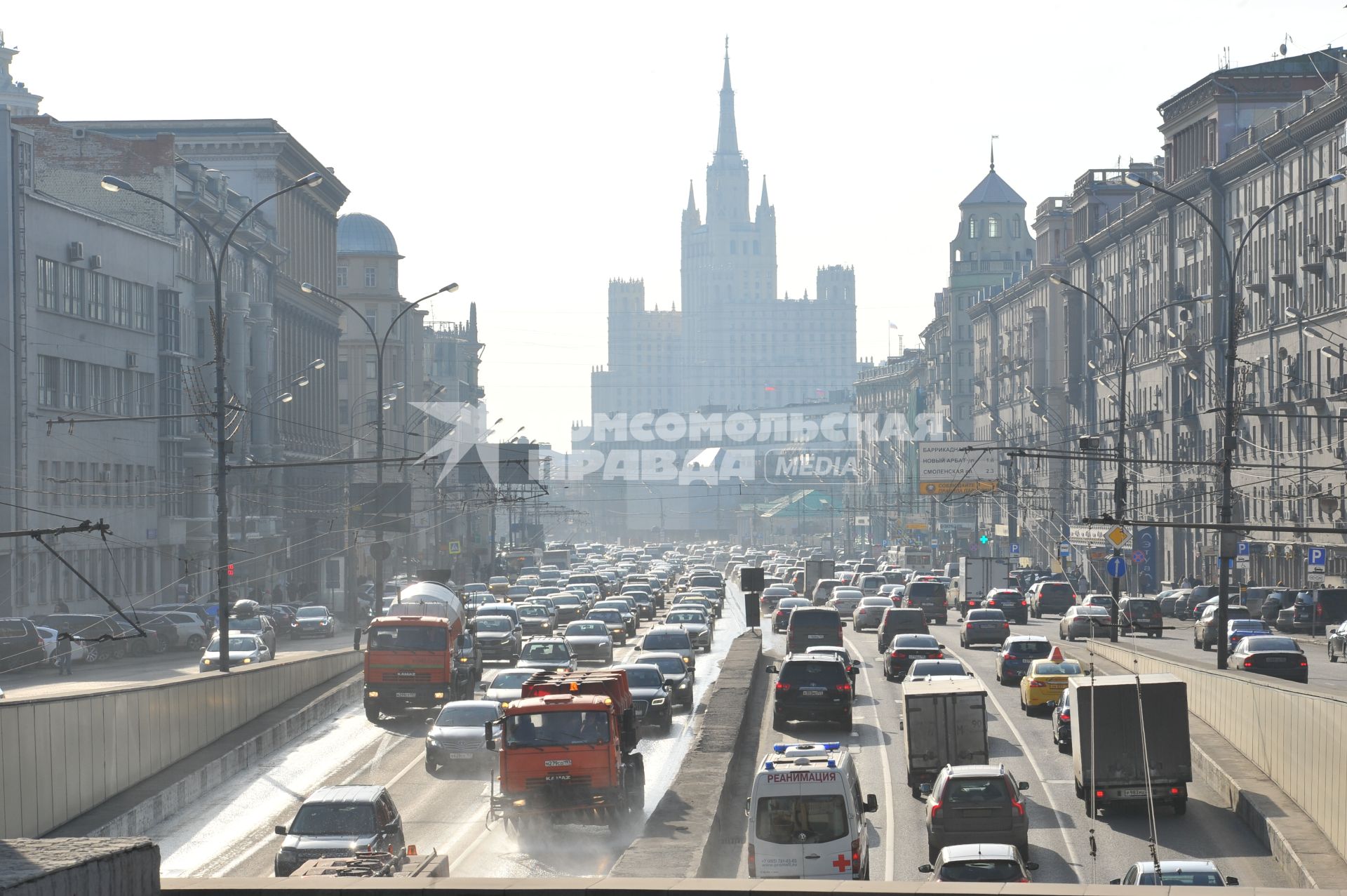 Автомобильное движение на Садовом кольце в Москве. Маяковский тоннель.