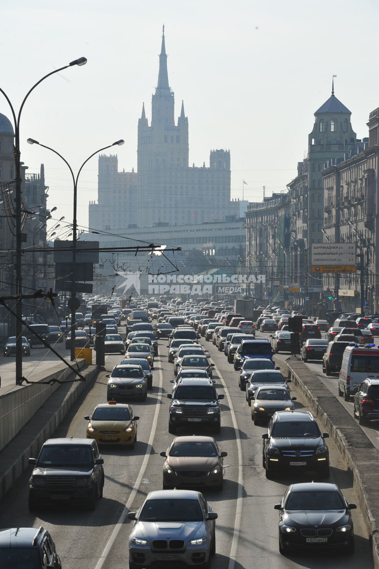 Автомобильное движение на Садовом кольце в Москве.