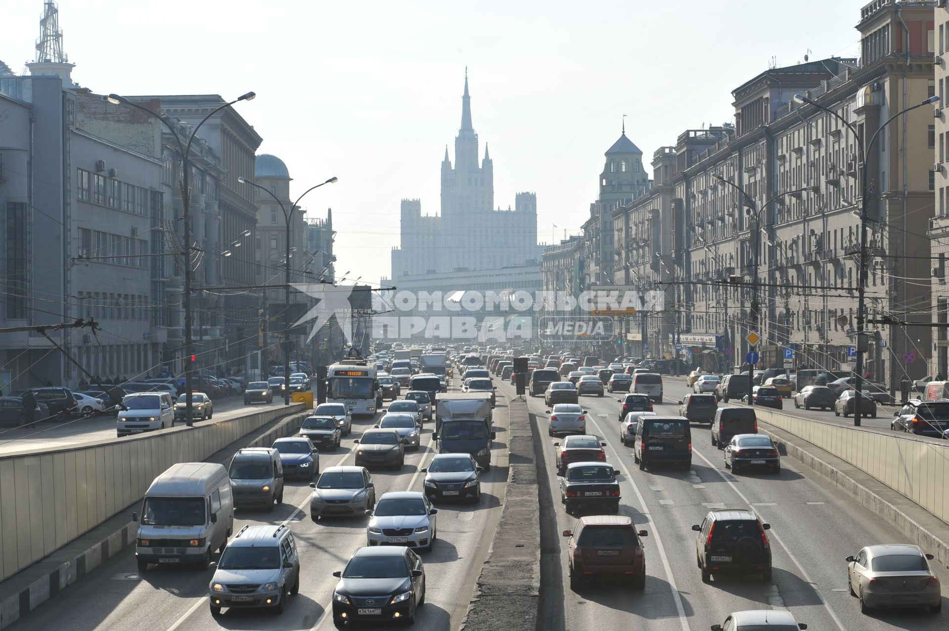 Автомобильное движение на Садовом кольце в Москве.