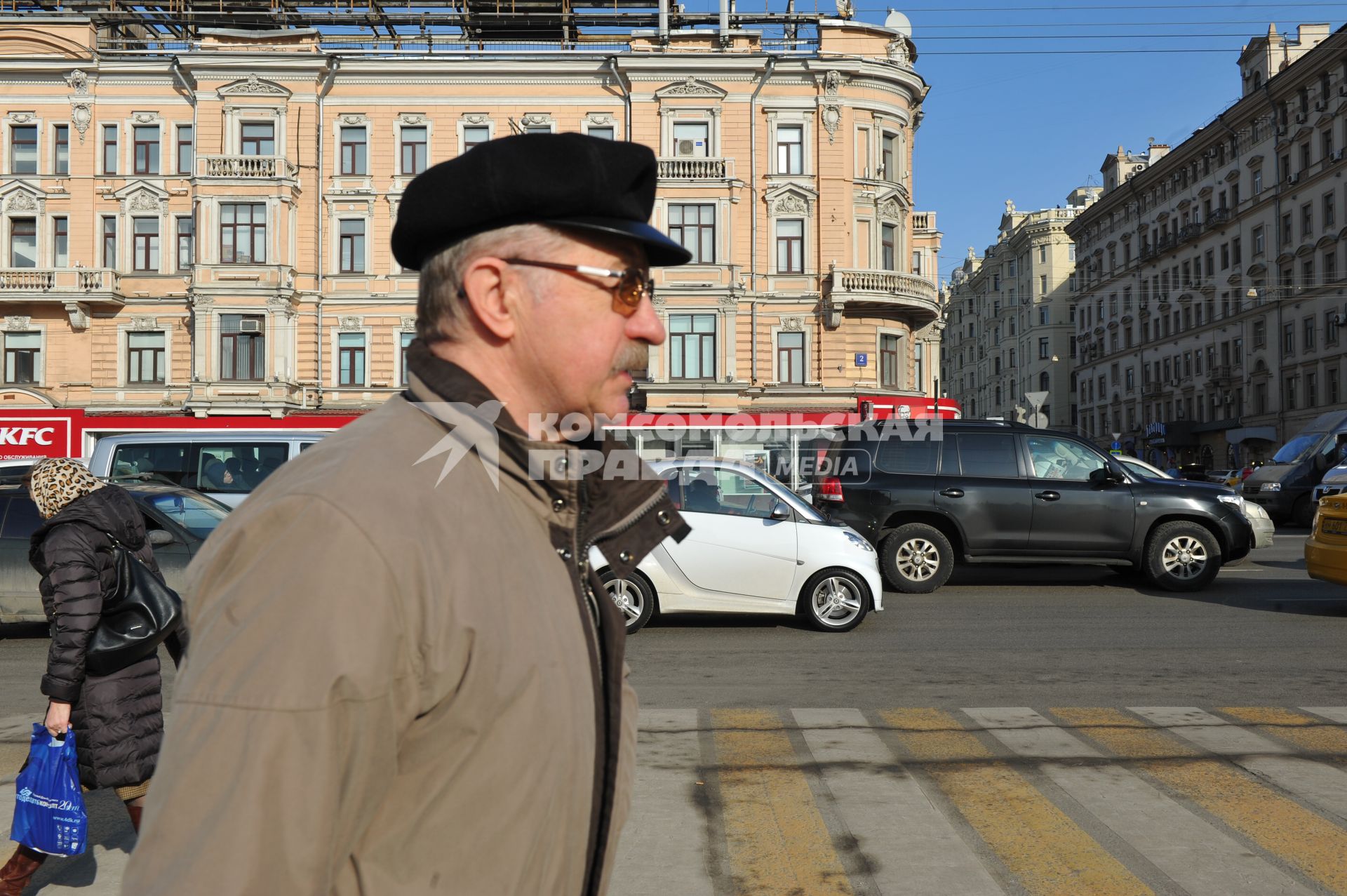 Аномально теплая зима в Москве. Пешеходы идут по Триумфальной площади в Москве.