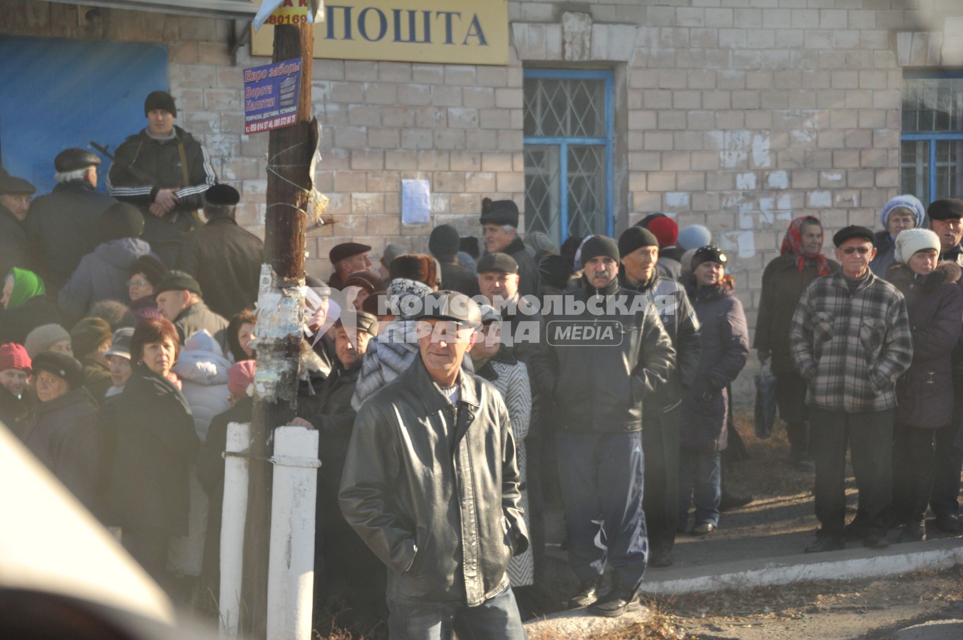 Украина. Луганская область. Жители стоят в очереди у входа в здание почты.