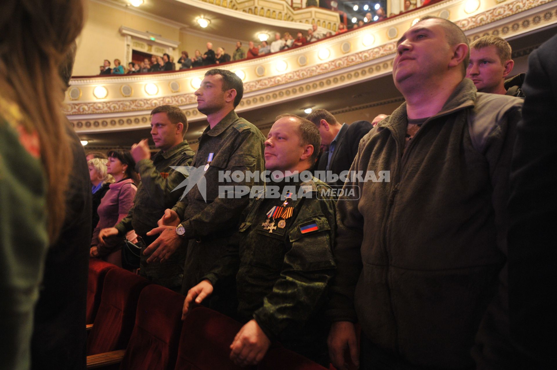 Украина. Донецк. Министр обороны ДНР Владимир Кононов (второй справа) и председатель Совета министров ДНР Александр Захарченко во время выступления певца Иосифа Кобзона в рамках его концертной программы для жителей Донецкой и Луганской народных республик. Концерт прошел в Донецком театре оперы и балета.