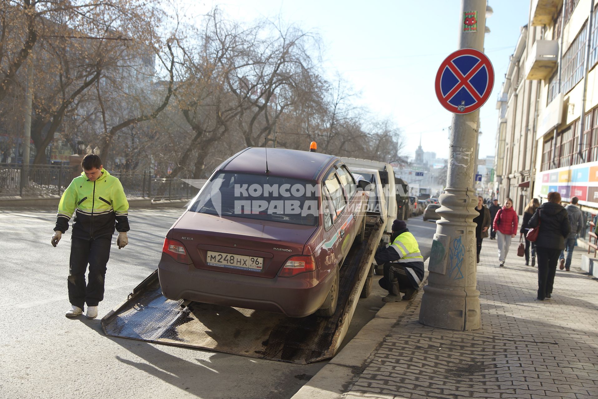 Эвакуация неправильно припаркованого автомобиля в центре Екатеринбурга