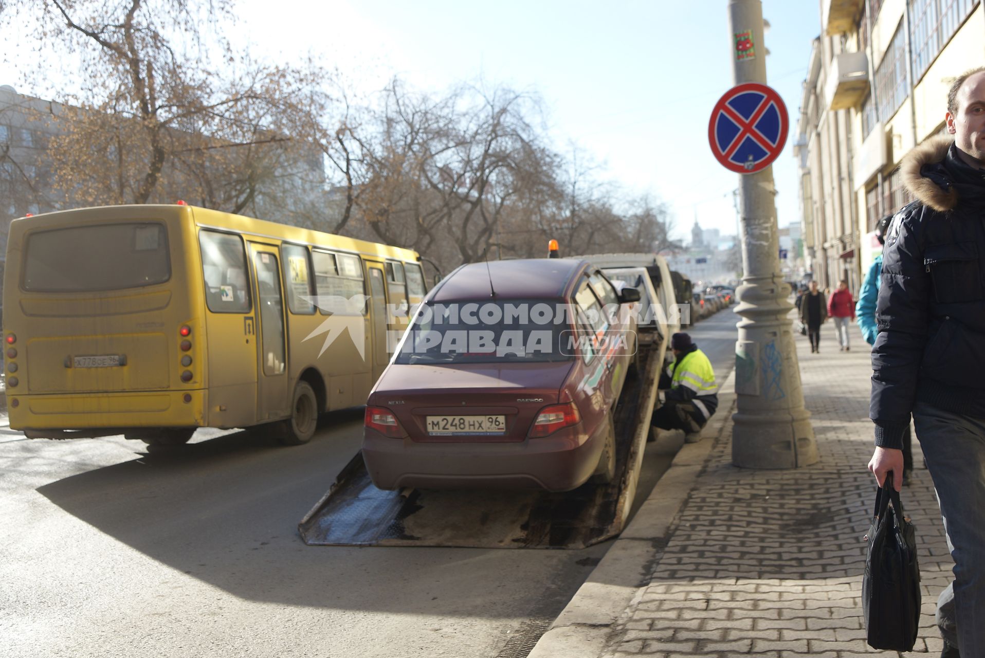 Эвакуация неправильно припаркованого автомобиля в центре Екатеринбурга