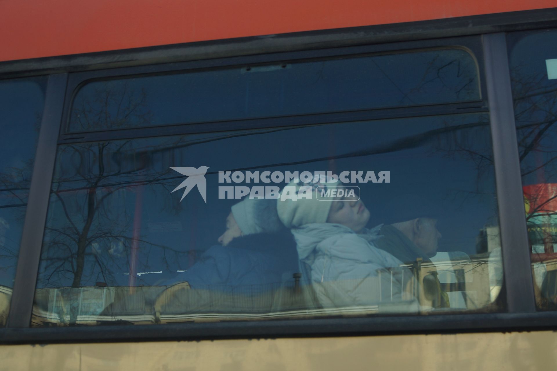 Пассажирка спит в автобусе.