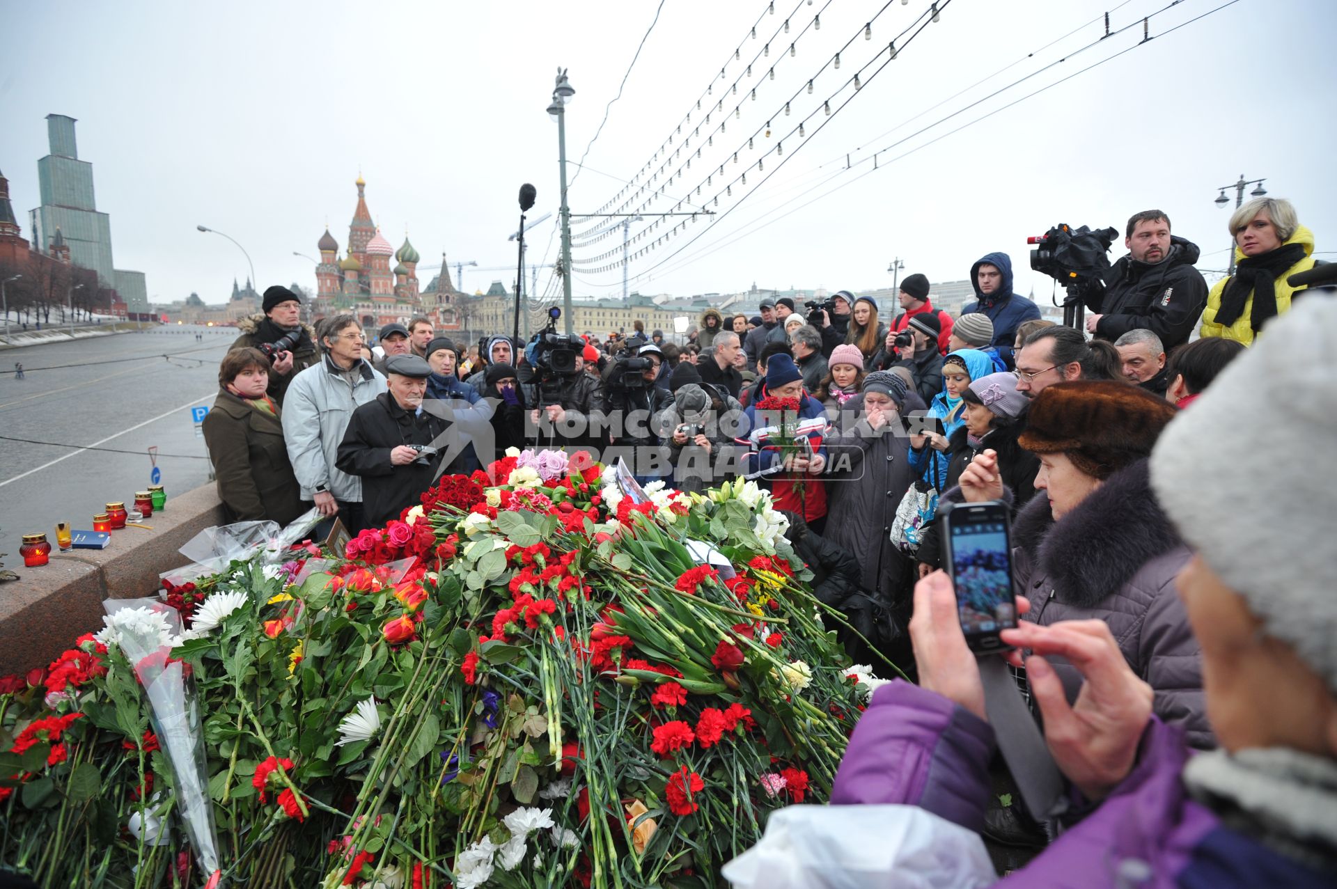 Цветы на месте убийства политика Бориса Немцова, который был застрелен в Москве на Большом Москворецком мосту в ночь с 27-го на 28-е февраля 2015 г.